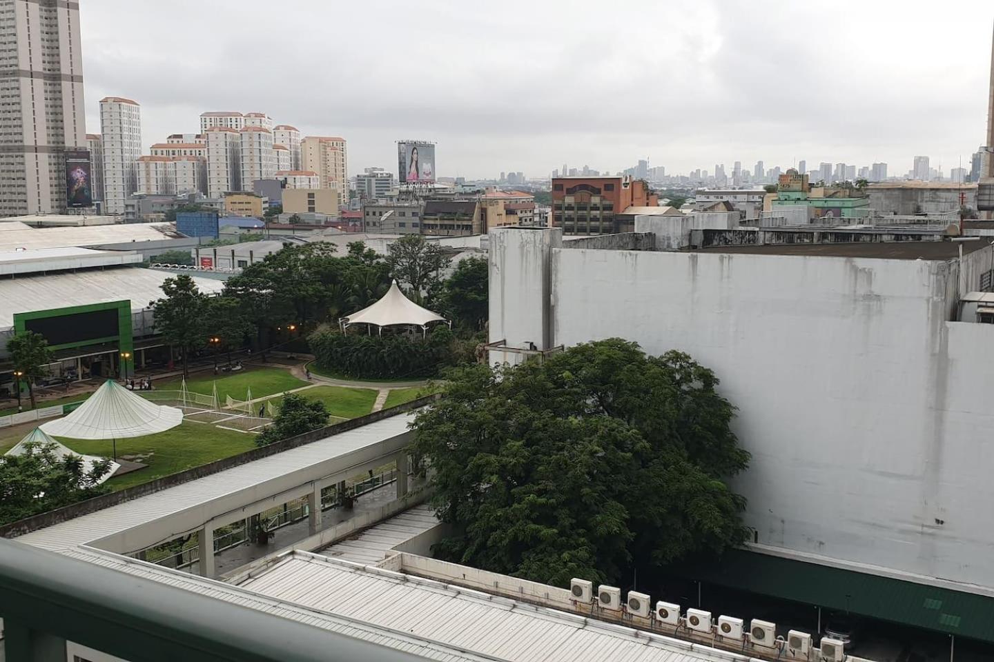 MANDALUYONG 2 Br w 2 Queen, 50HDtv across Shangrila Mall view 2