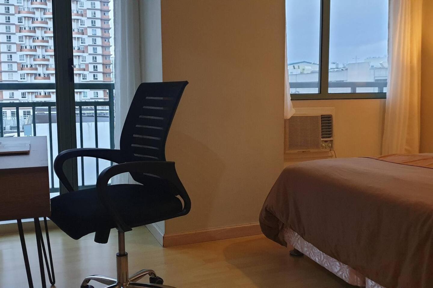 MANDALUYONG 2 Br w 2 Queen, 50HDtv across Shangrila Mall view 3