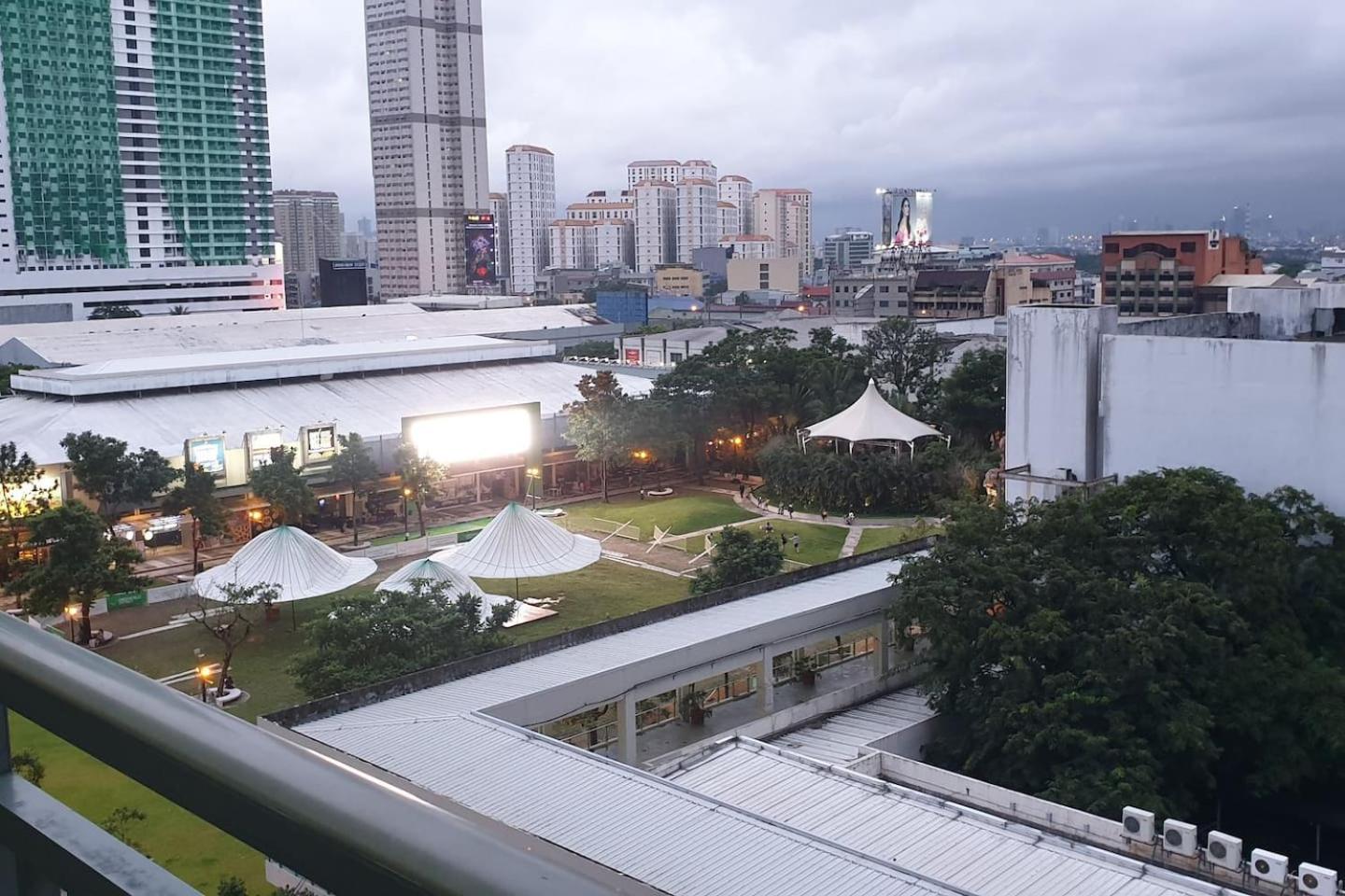 MANDALUYONG 2 Br w 2 Queen, 50HDtv across Shangrila Mall view 5