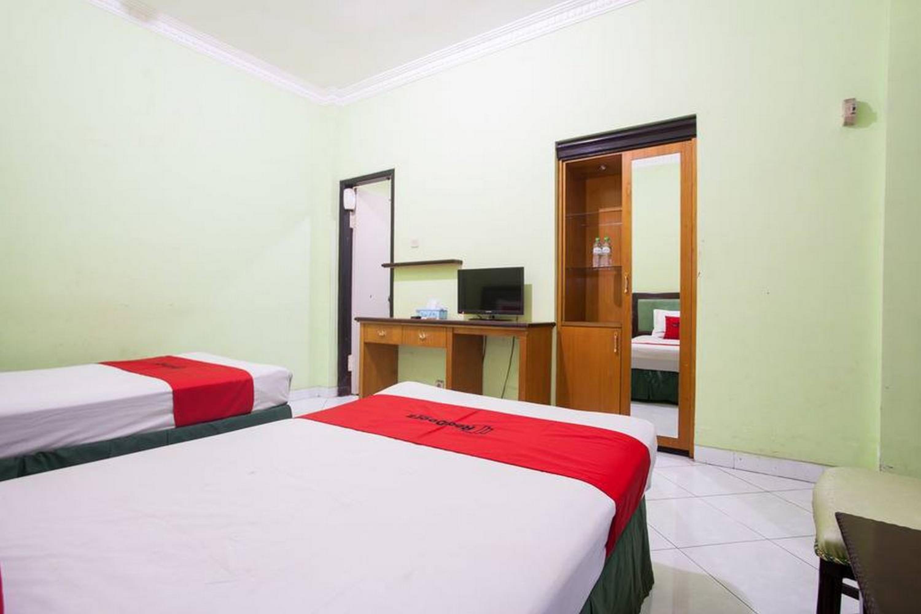 RedDoorz near Juanda International Airport