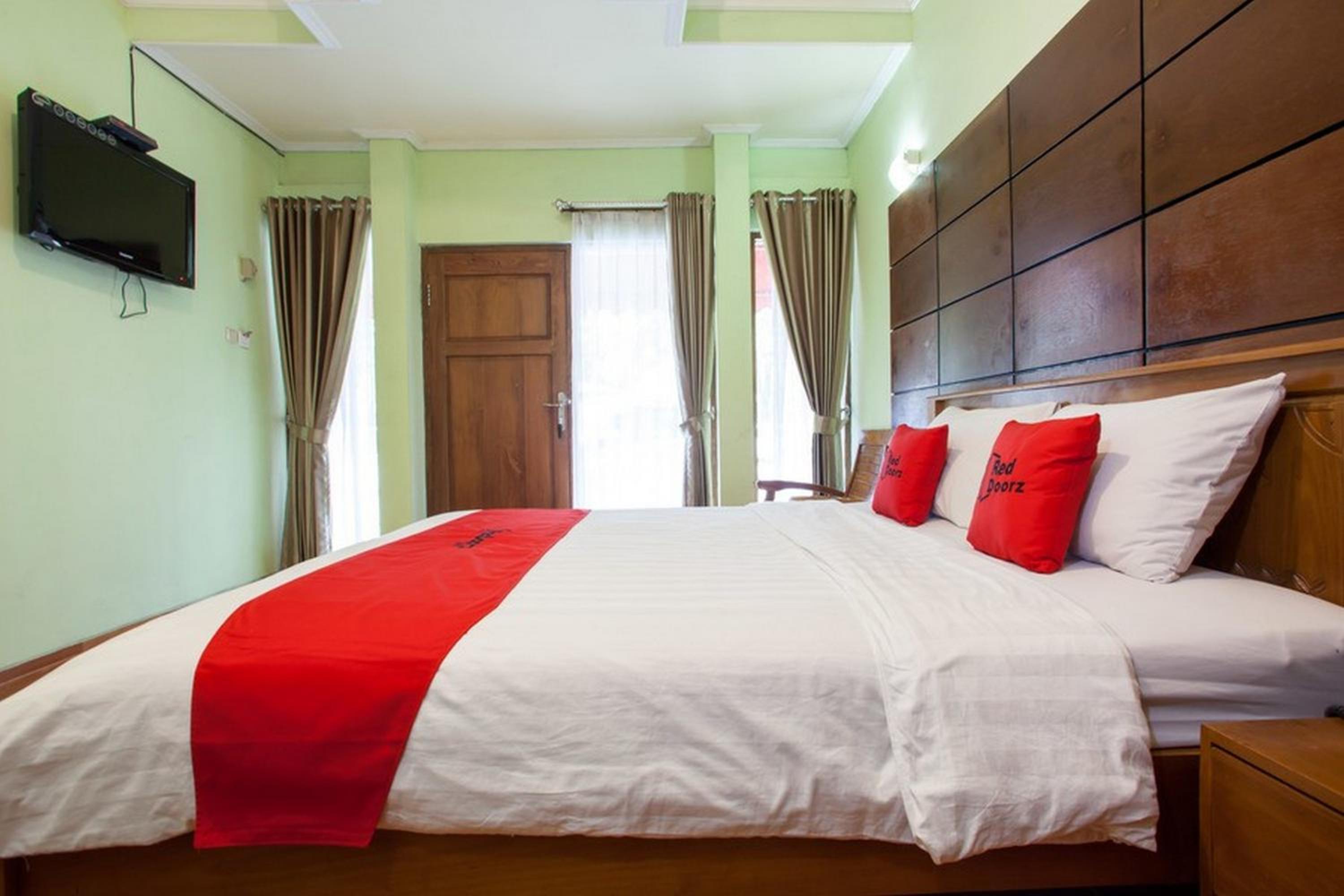 RedDoorz near Juanda International Airport