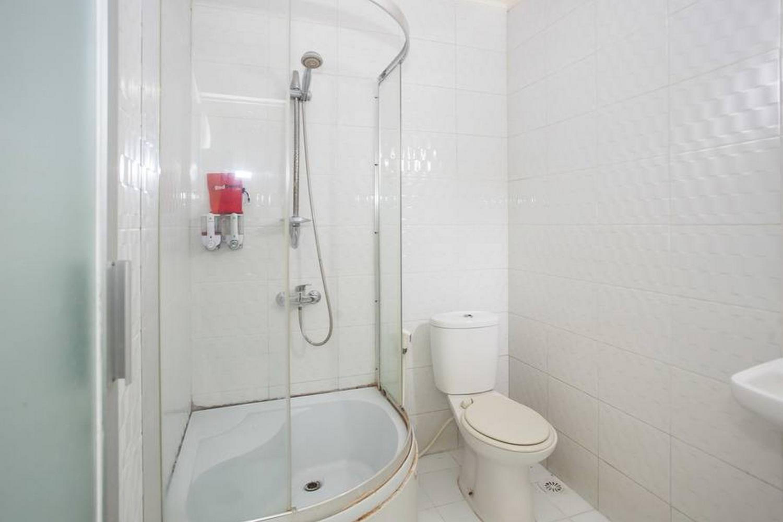 RedDoorz near Juanda International Airport