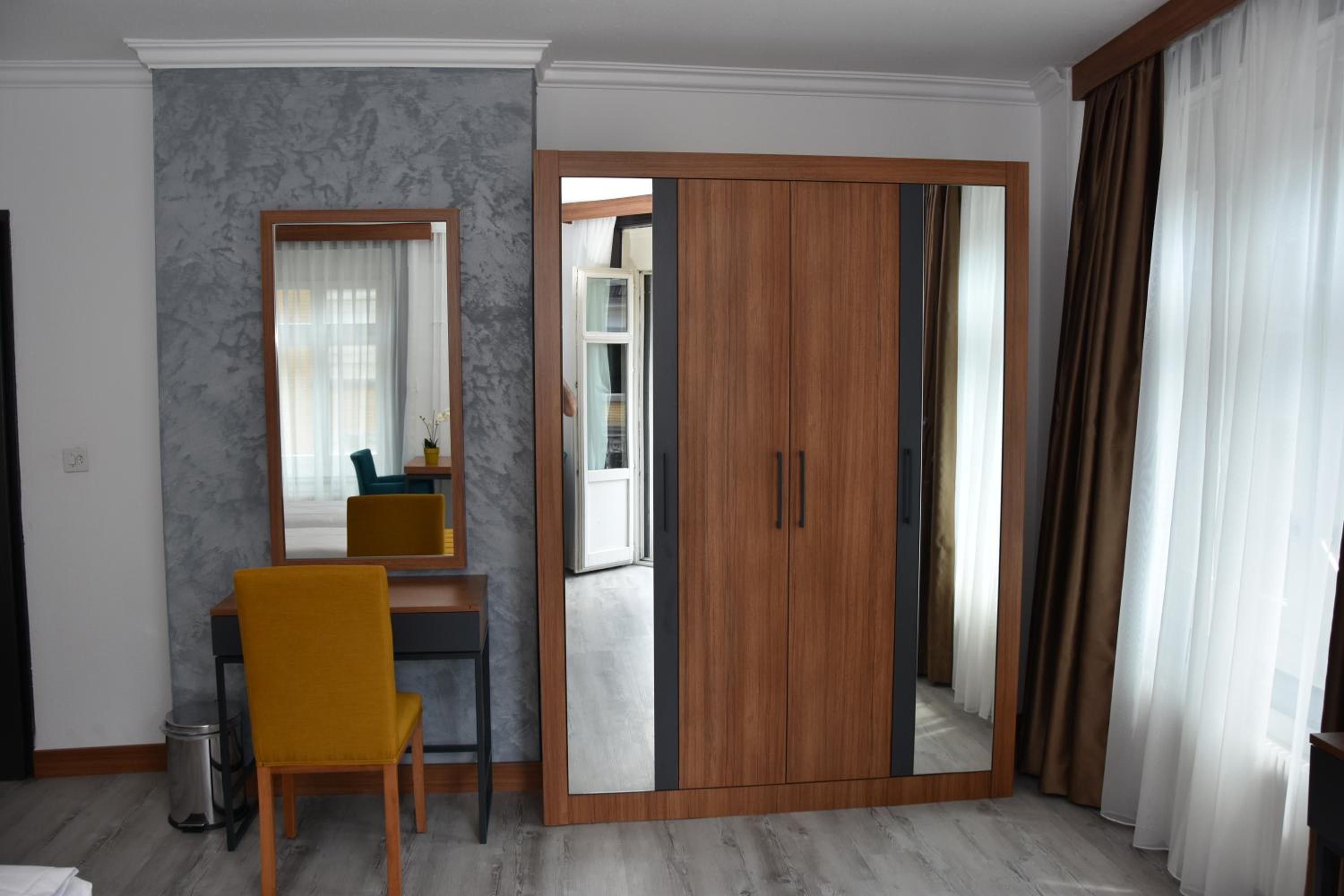 Comfort Apartments by Livingdowntown - Property Image 11