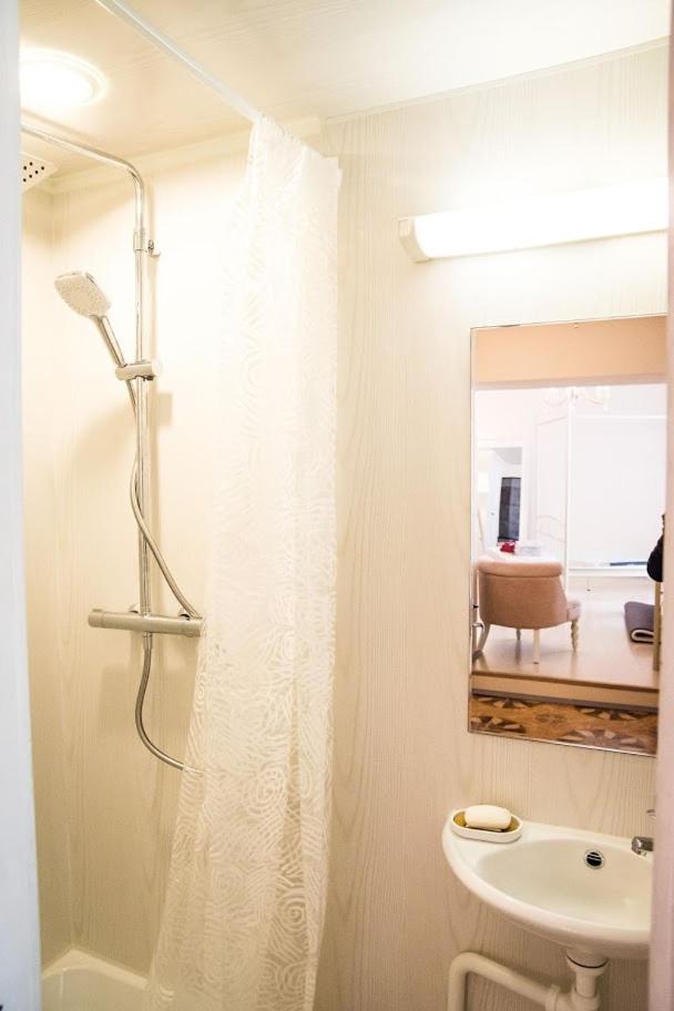 Cozy city studio apartment free parking
