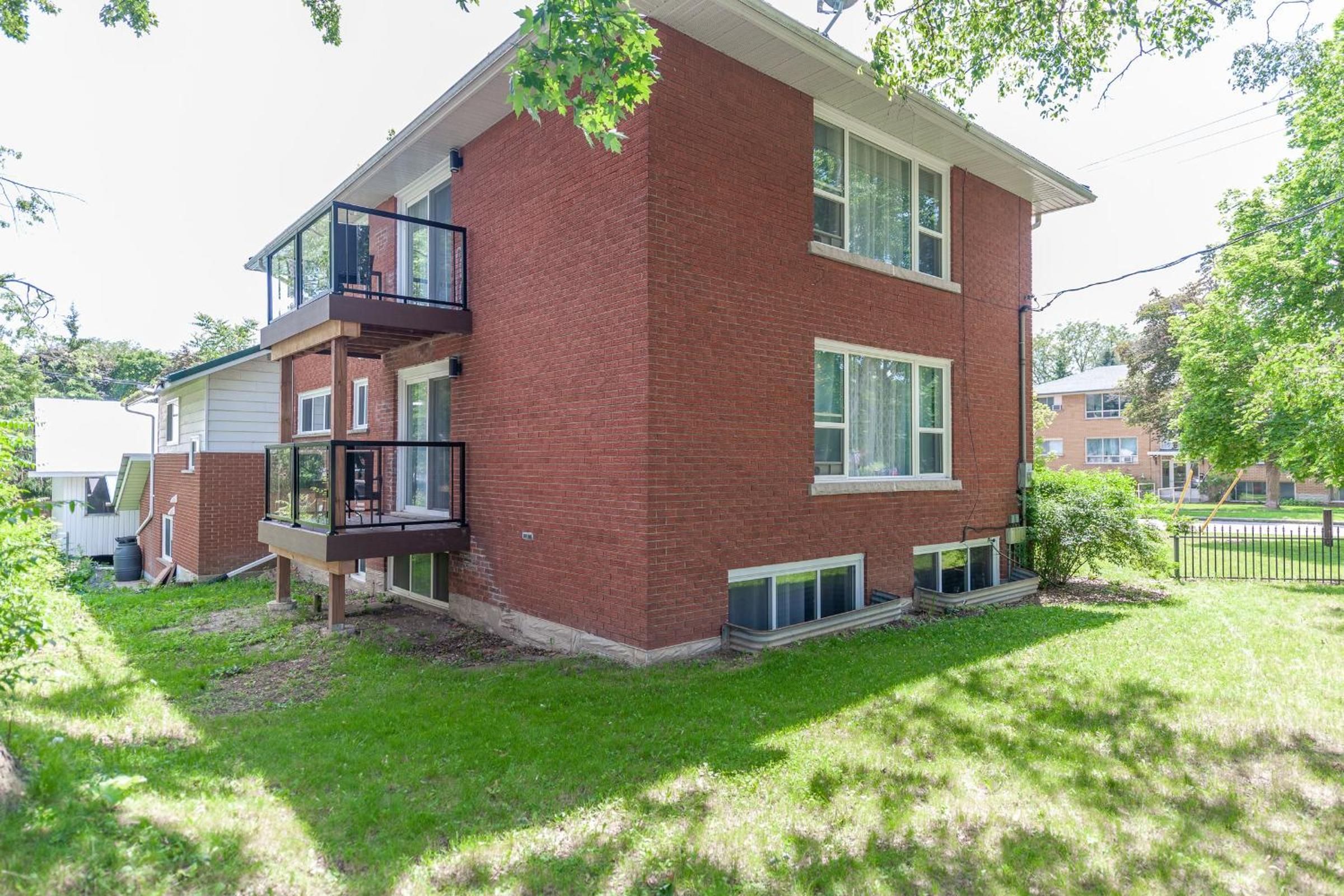 ENTIRE 2 BEDROOM APARTMENT UPTOWN WATERLOO - e3