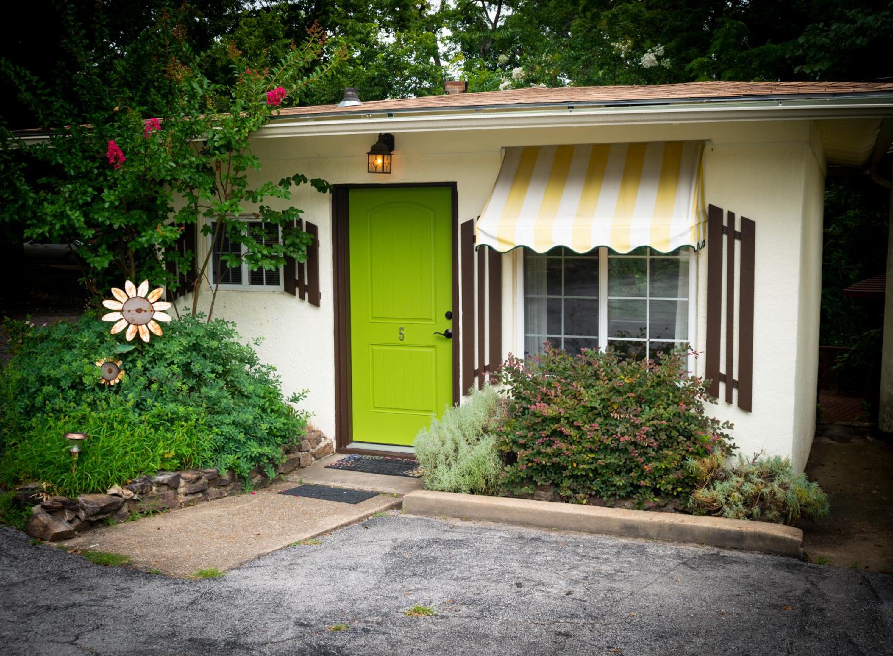 Sherwood Court Cottages & Guest Rooms