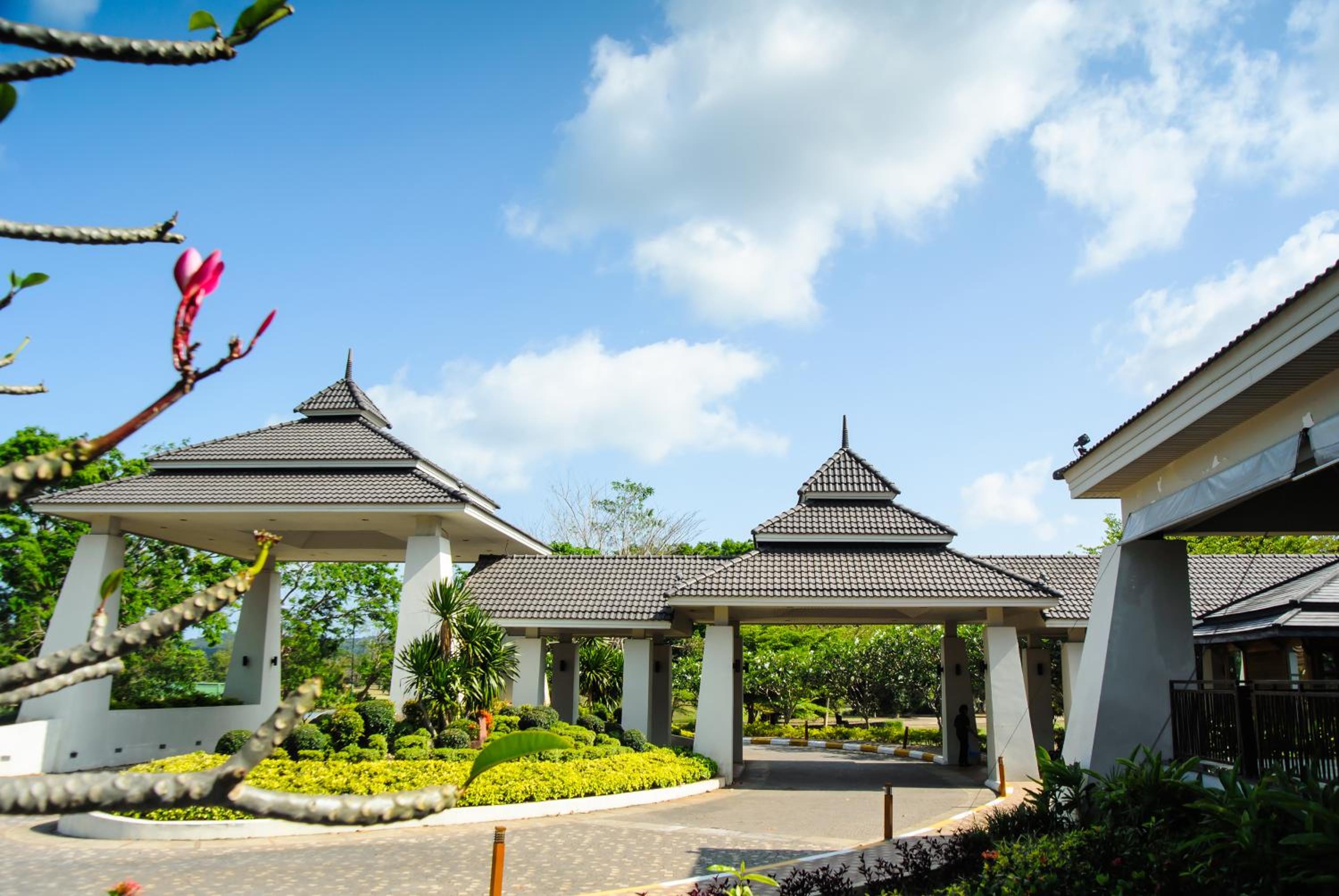 Hotel The Nouveau Chumphon Beach Resort And Golf - Image 1