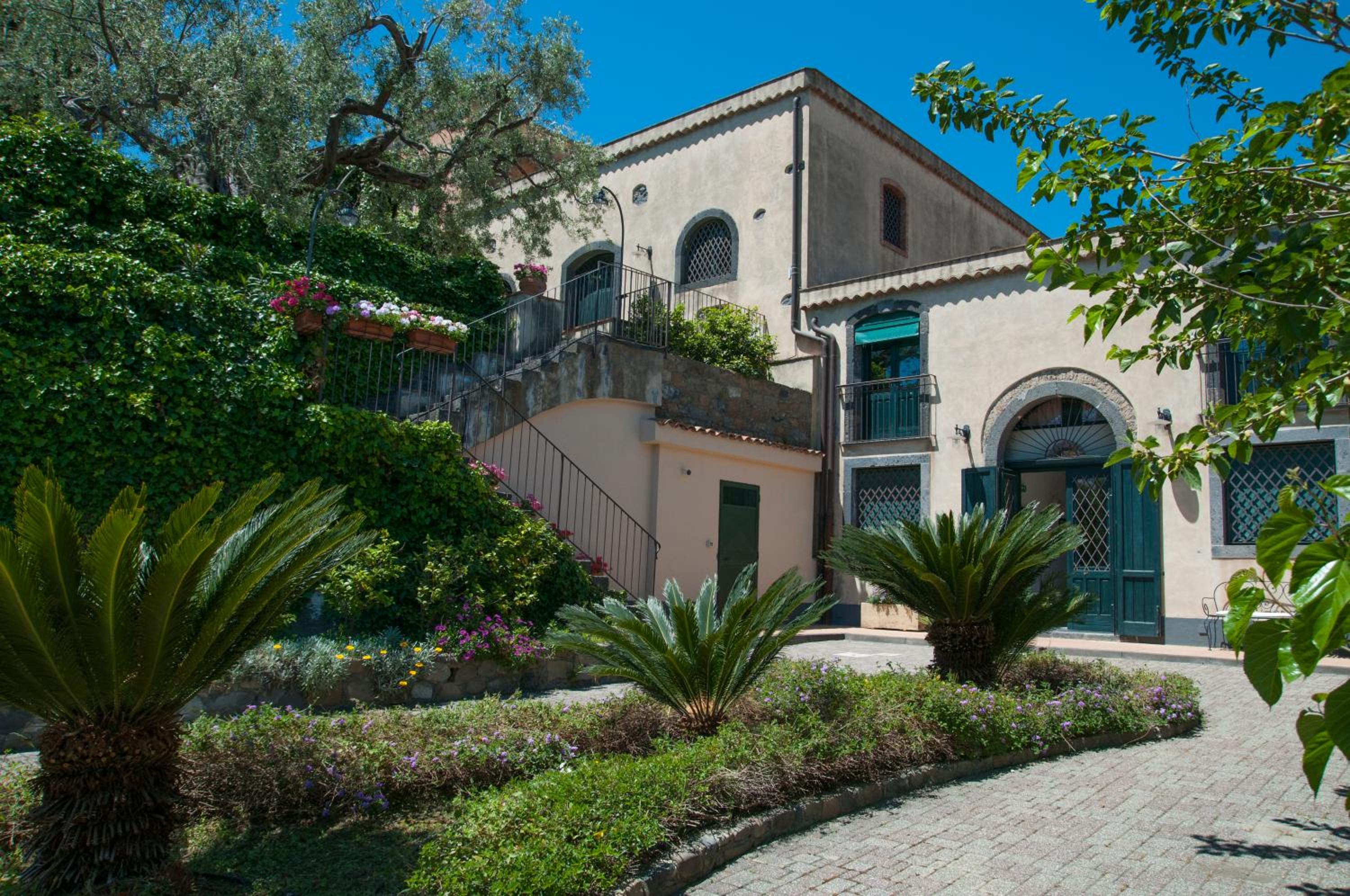 Antico Borgo Etneo Country Hotel