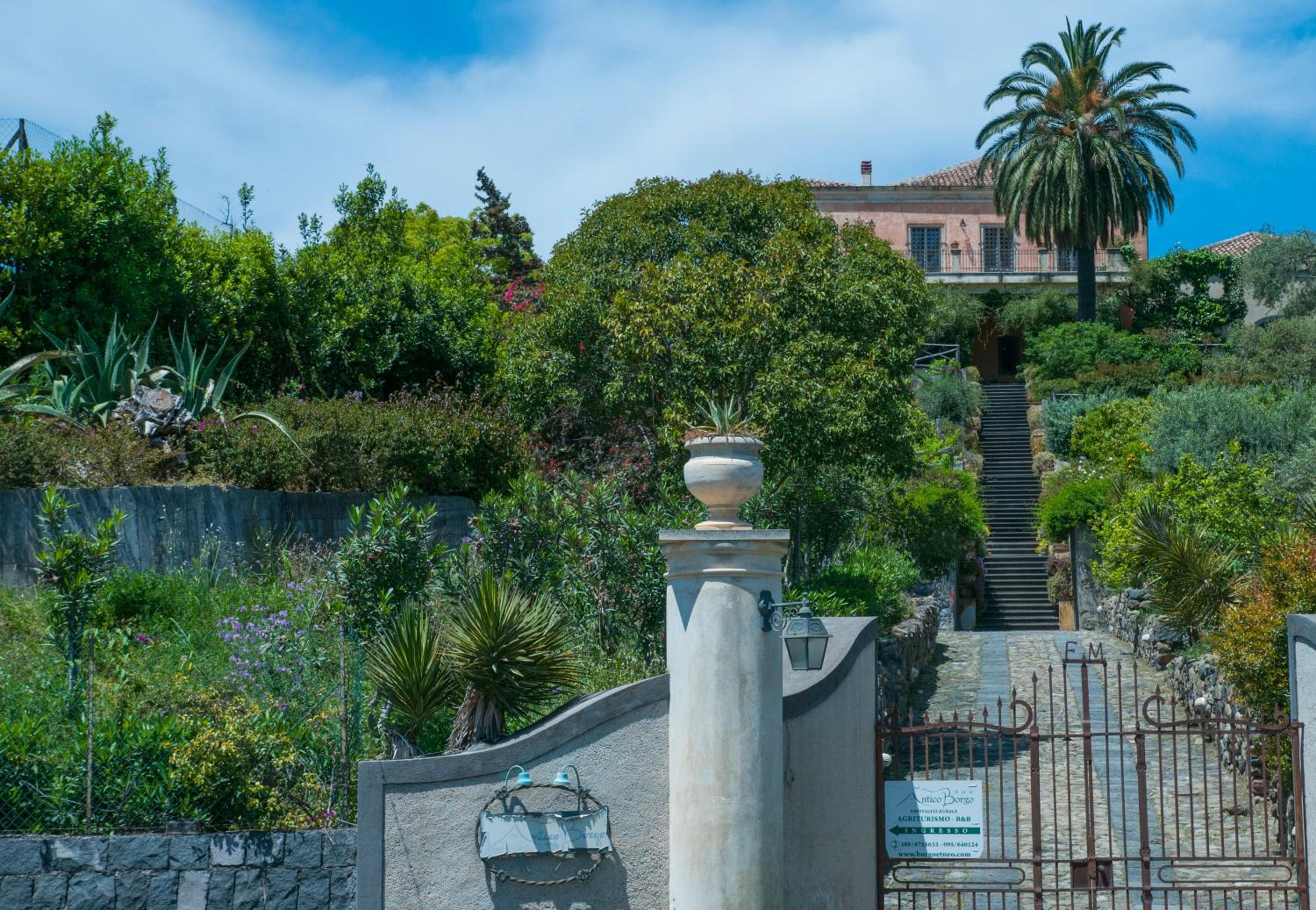 Antico Borgo Etneo Country Hotel