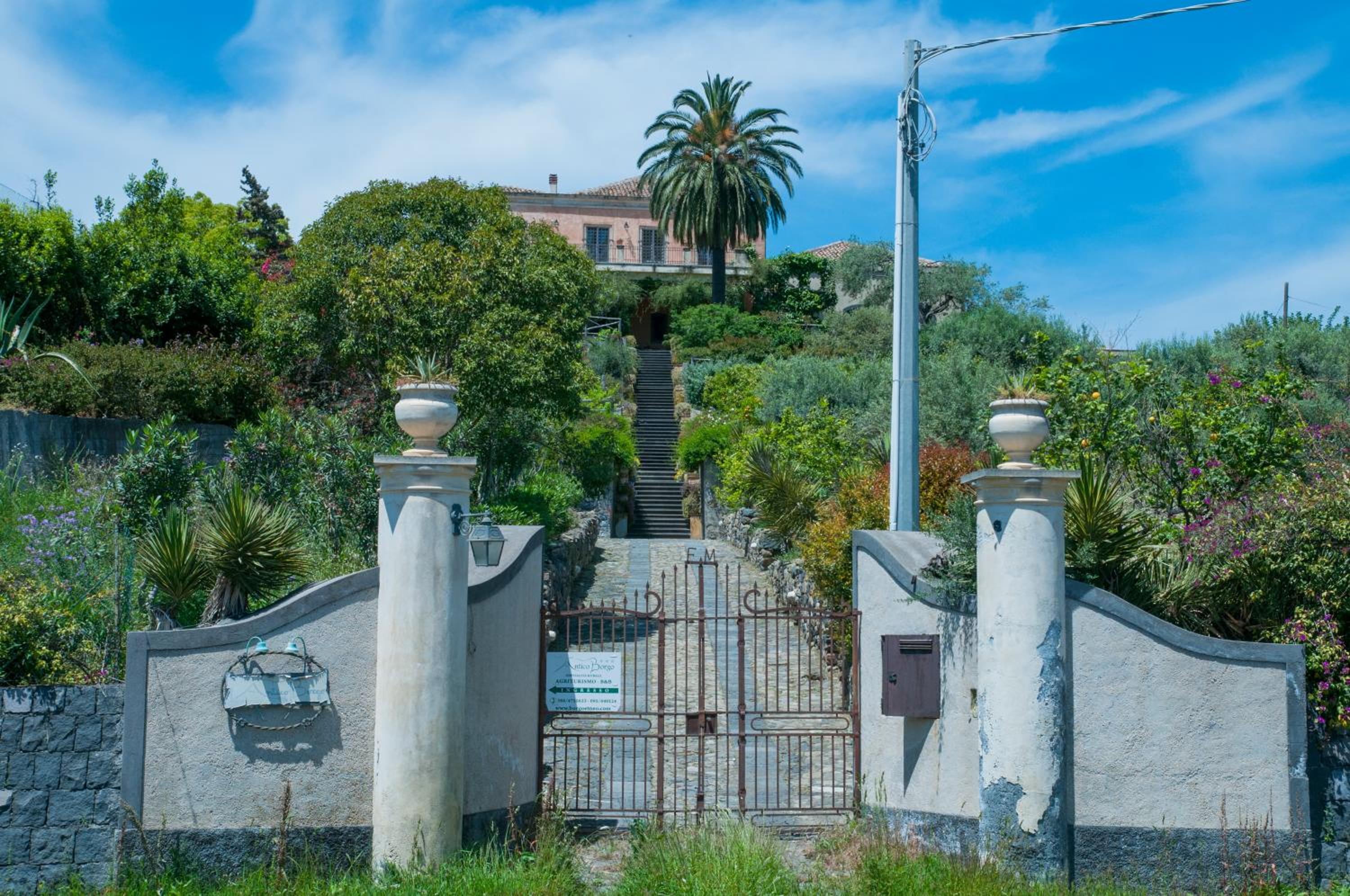 Antico Borgo Etneo Country Hotel