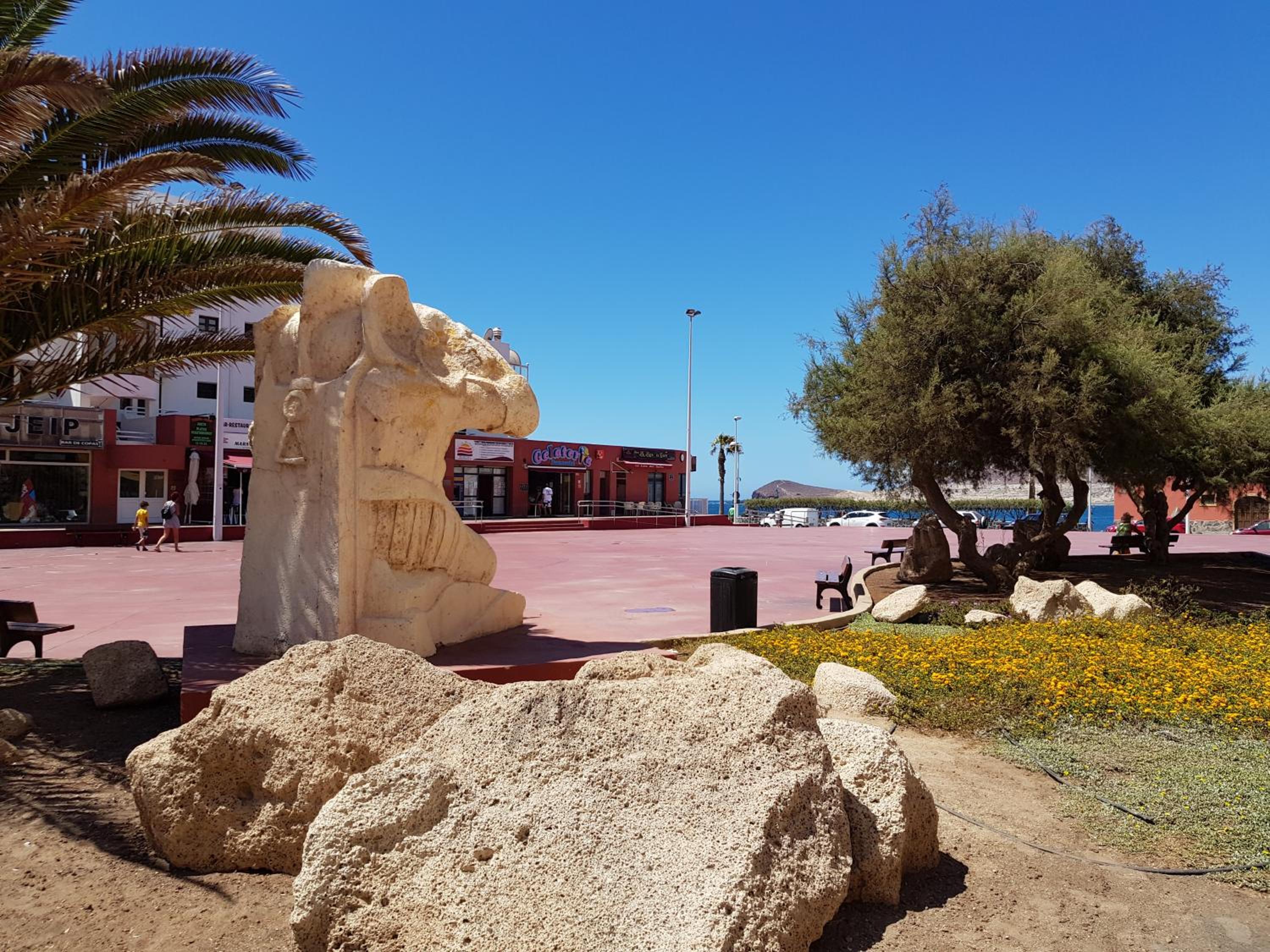 alquilaencanarias El Medano Mirazul Plaza Roja view 2
