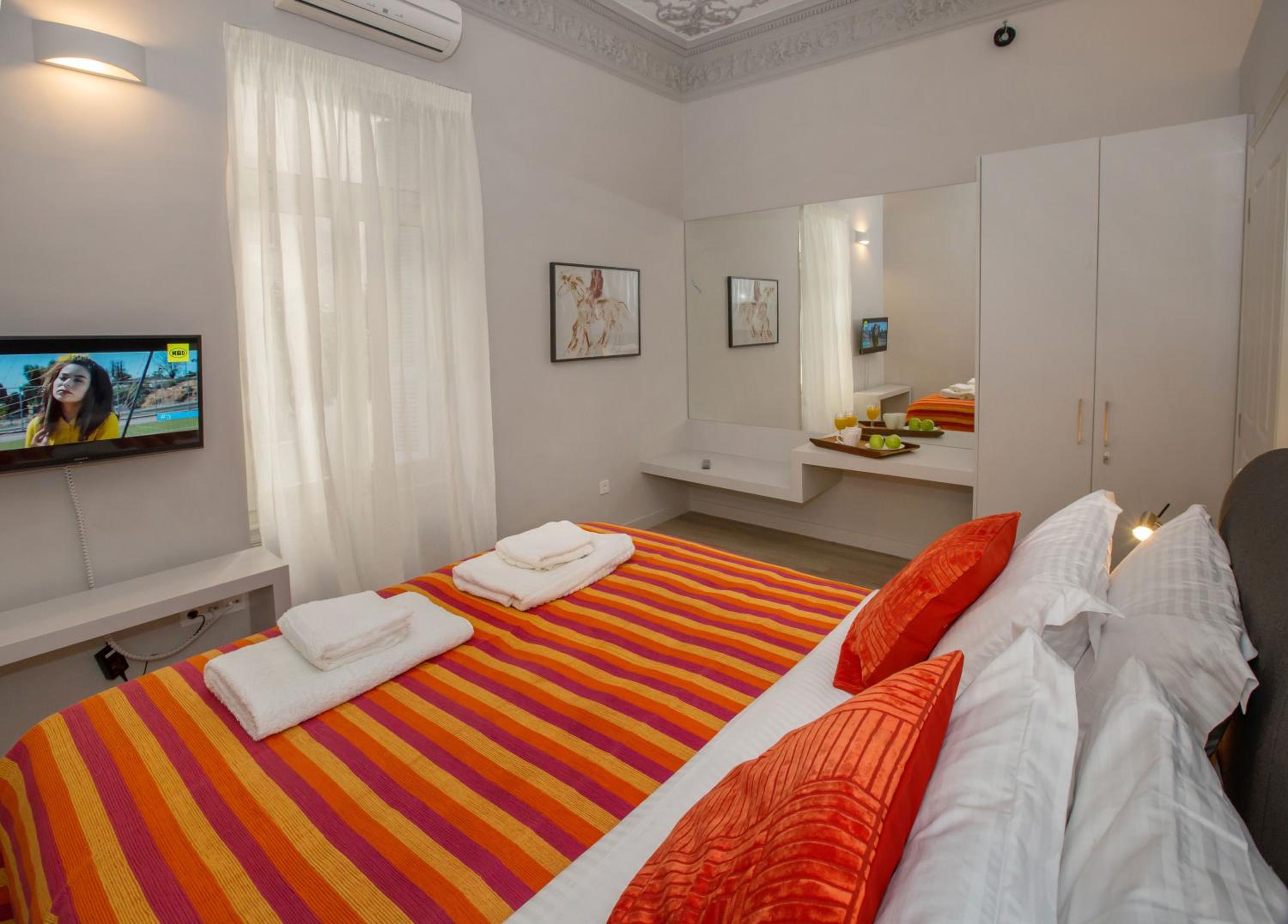 Magnificent neoclassical apt in Syntagma-Plaka