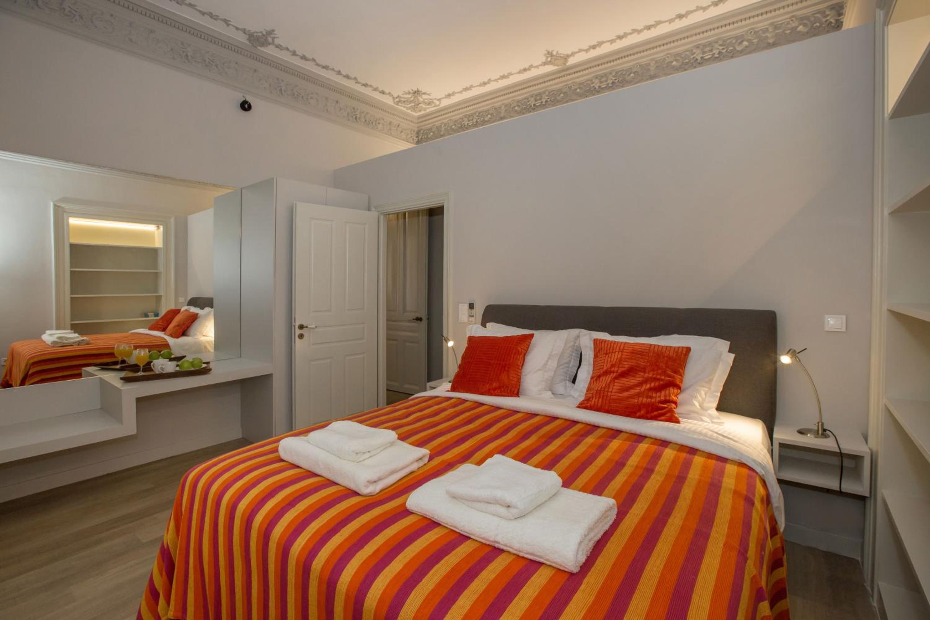 Magnificent neoclassical apt in Syntagma-Plaka