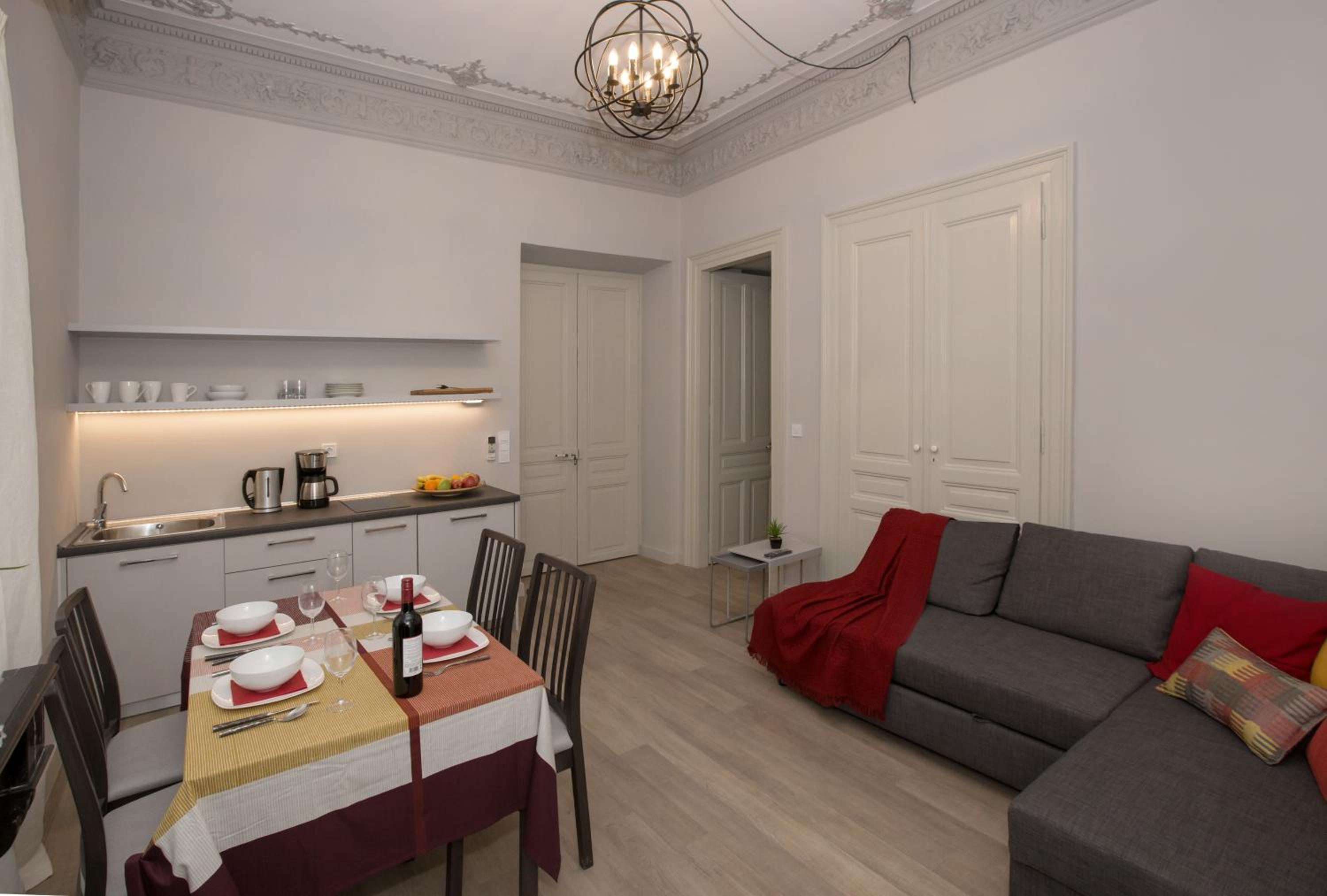 Magnificent neoclassical apt in Syntagma-Plaka