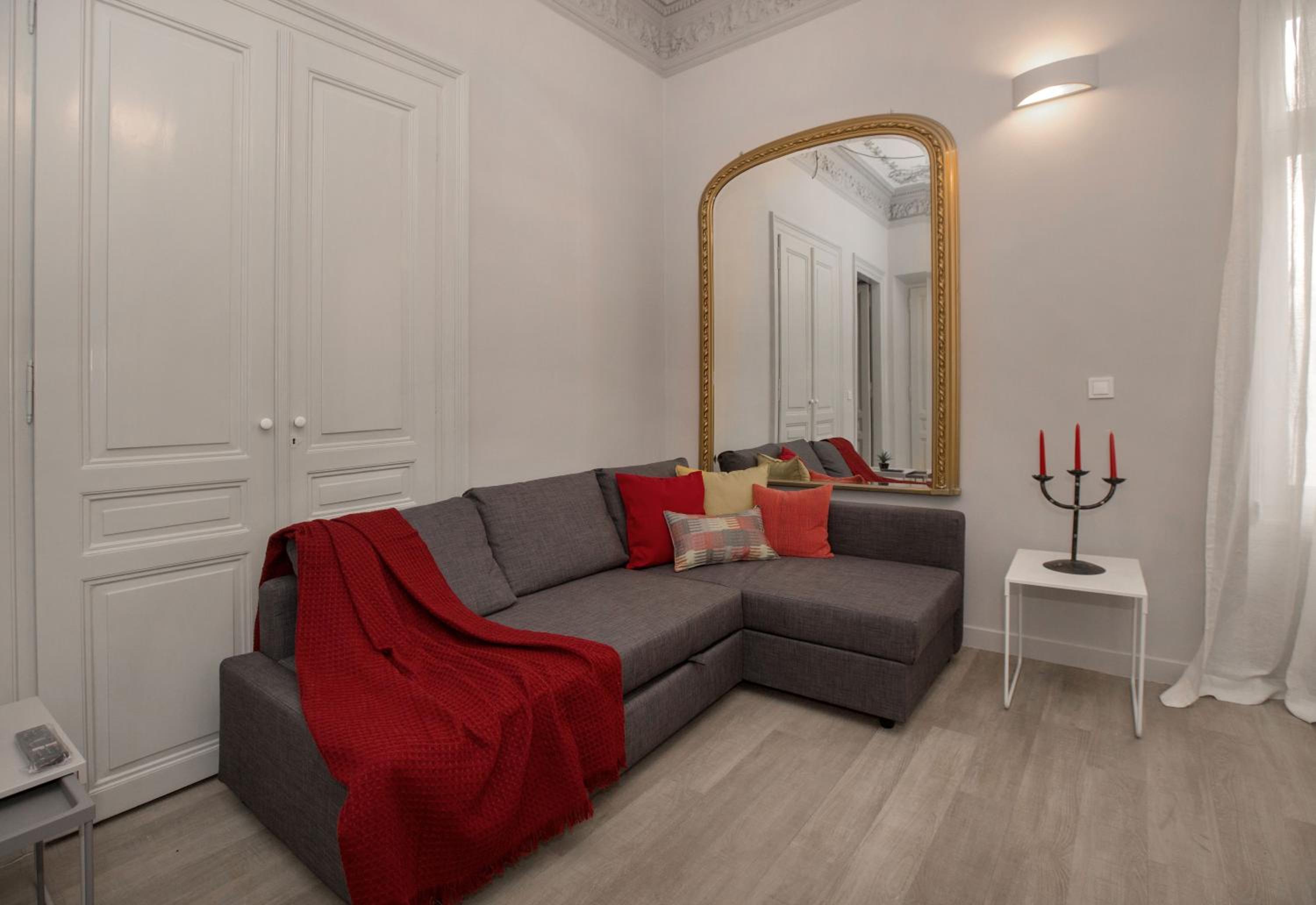 Magnificent neoclassical apt in Syntagma-Plaka