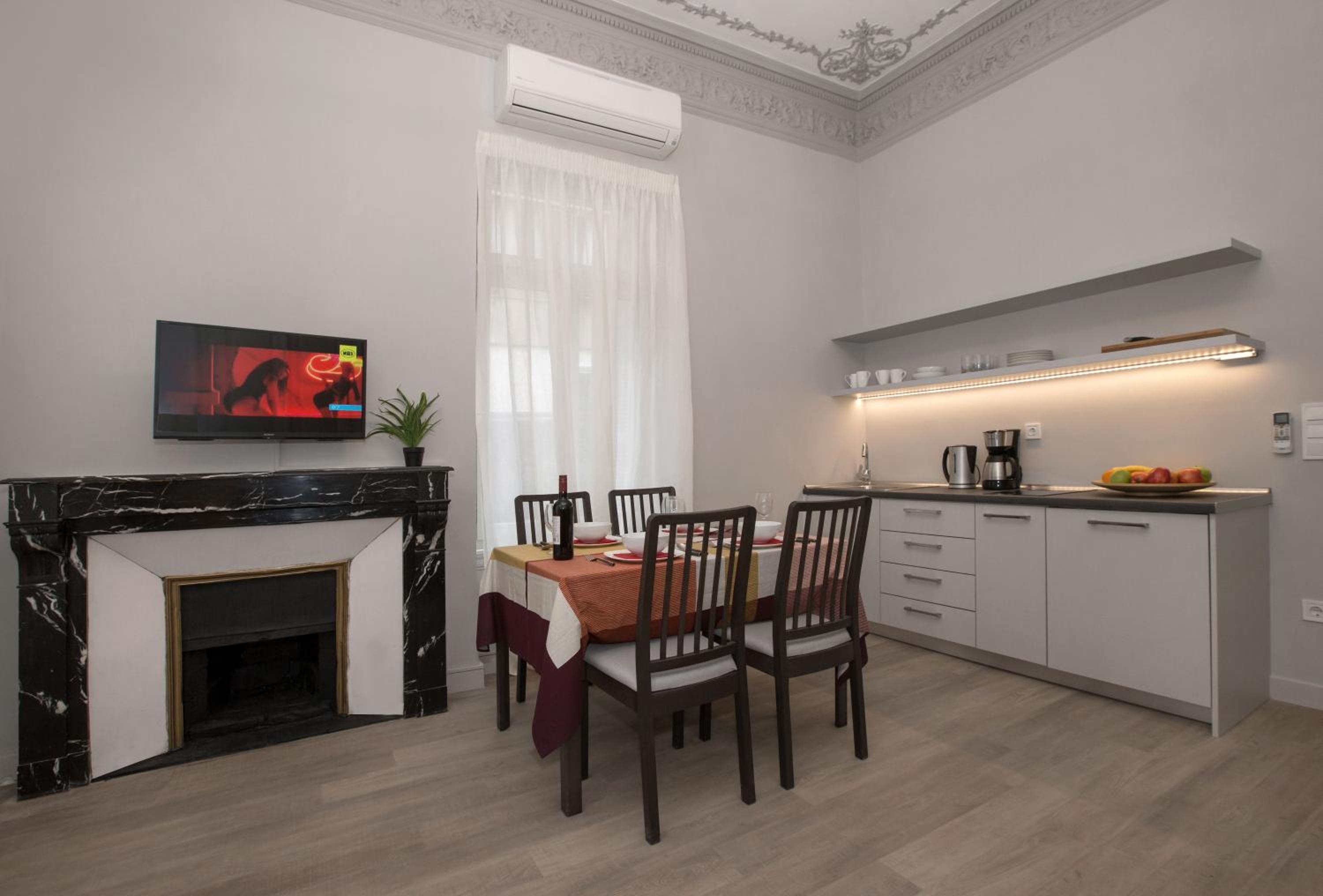 Magnificent neoclassical apt in Syntagma-Plaka