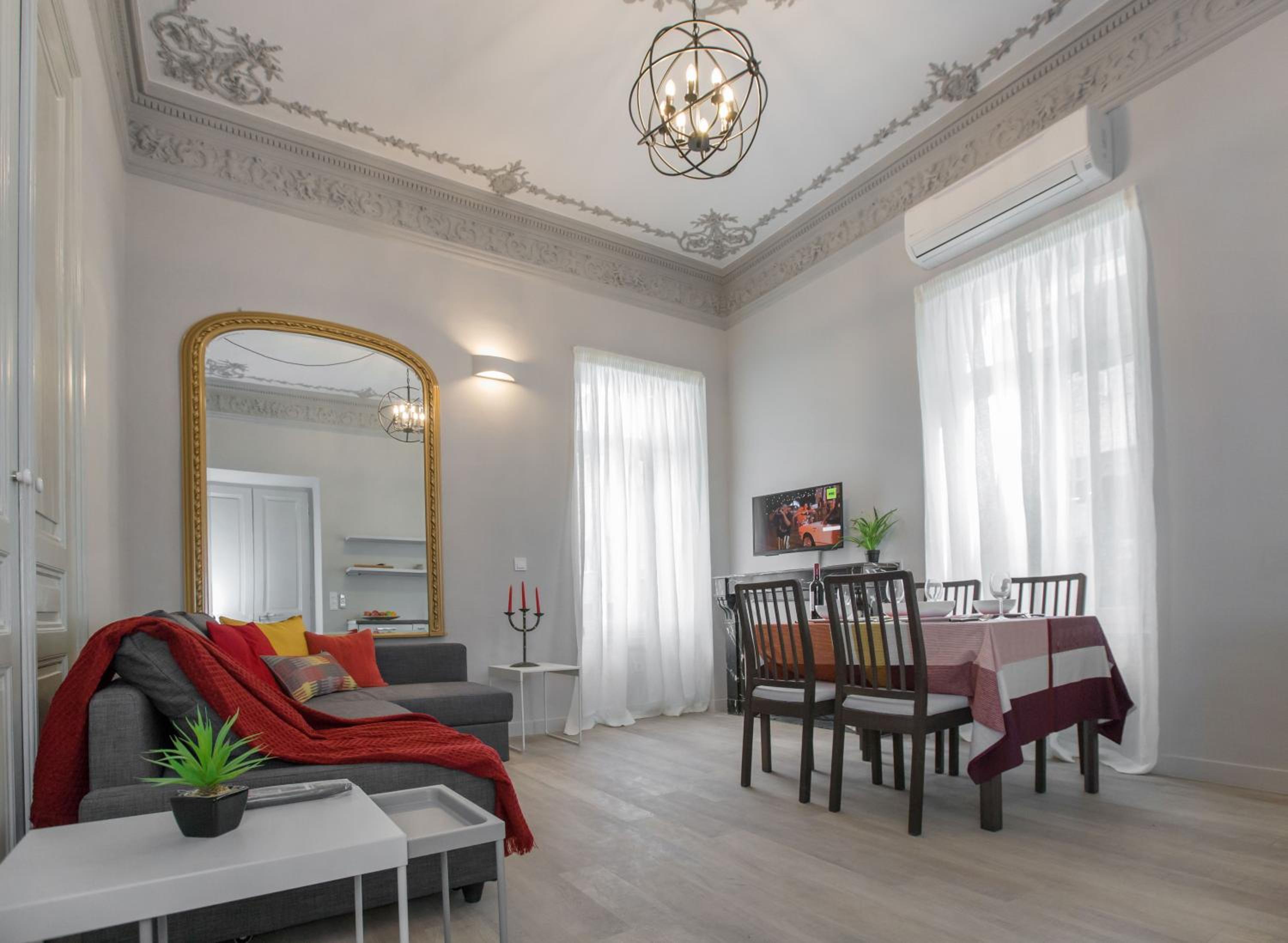 Magnificent neoclassical apt in Syntagma-Plaka