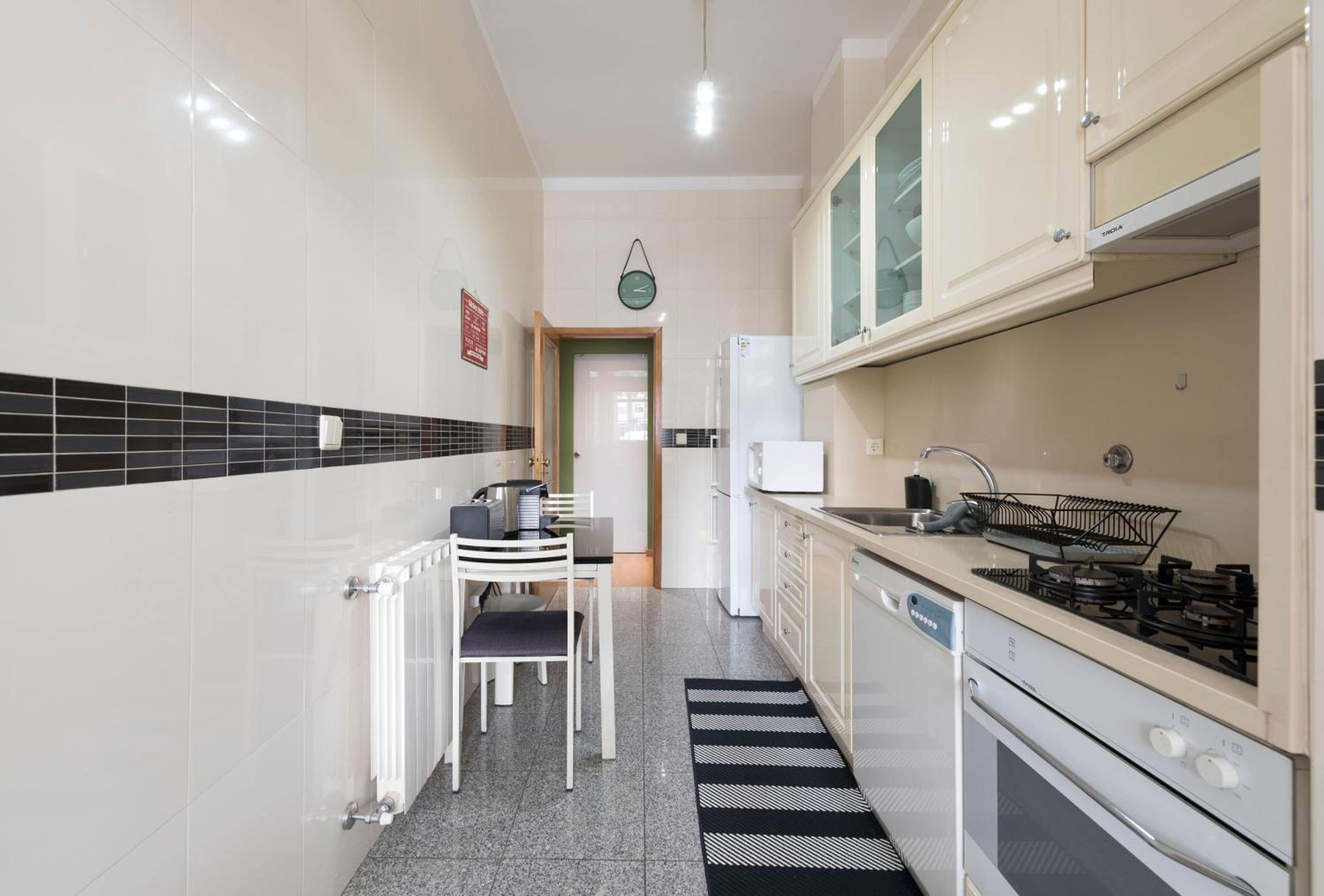 LovelyStay - The Porto Getaway w/ Free Parking view 4