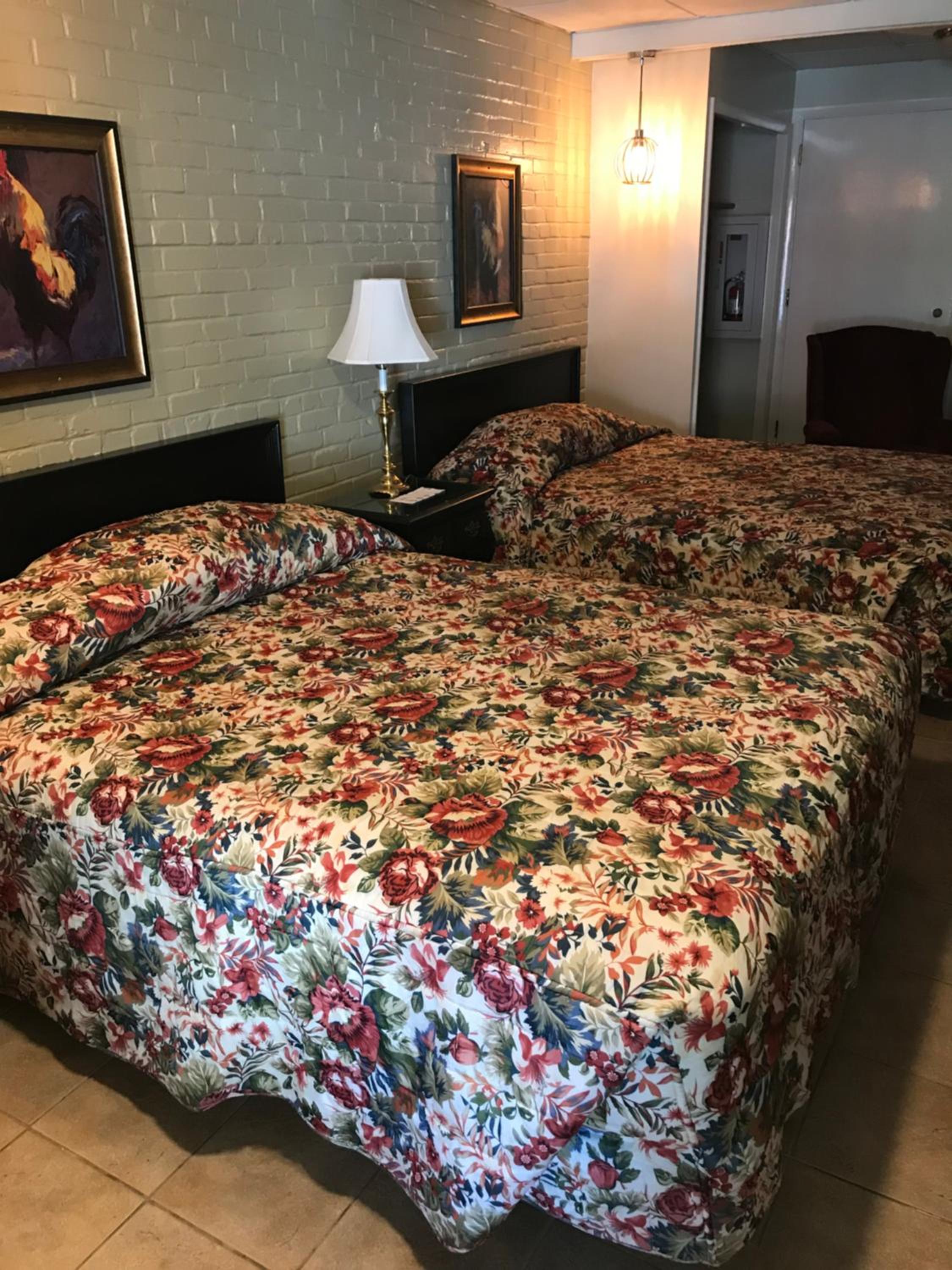 Simmons Motel and Suites