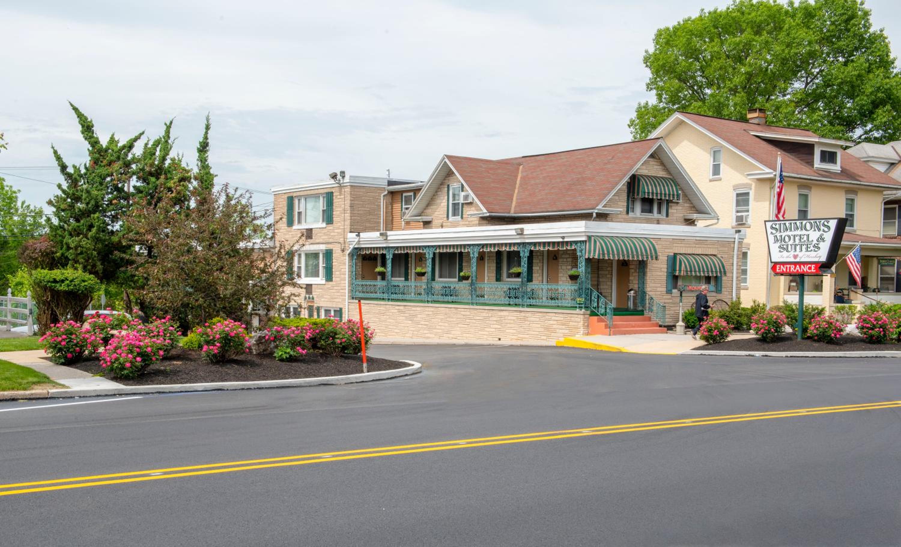 Simmons Motel and Suites