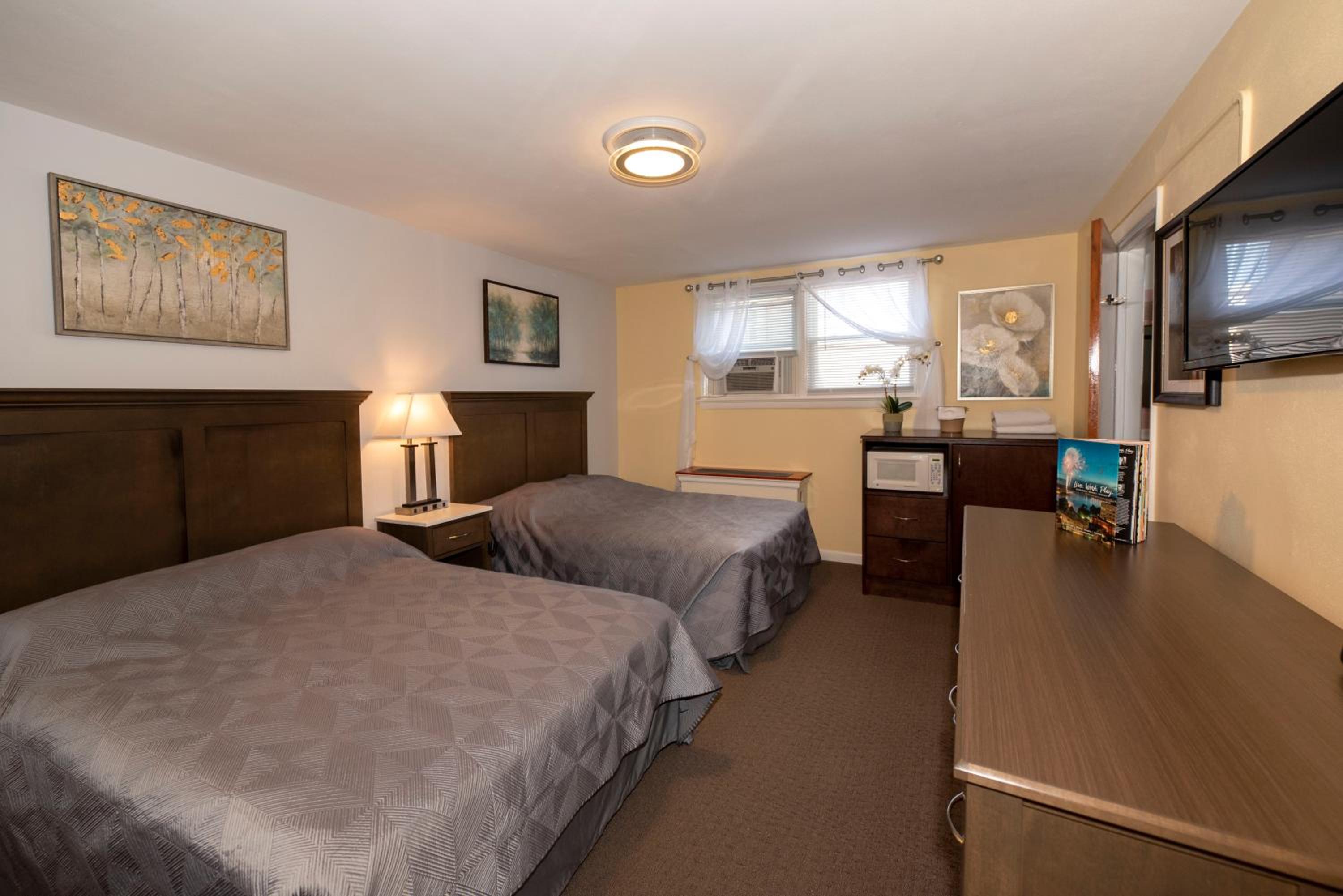 Simmons Motel and Suites