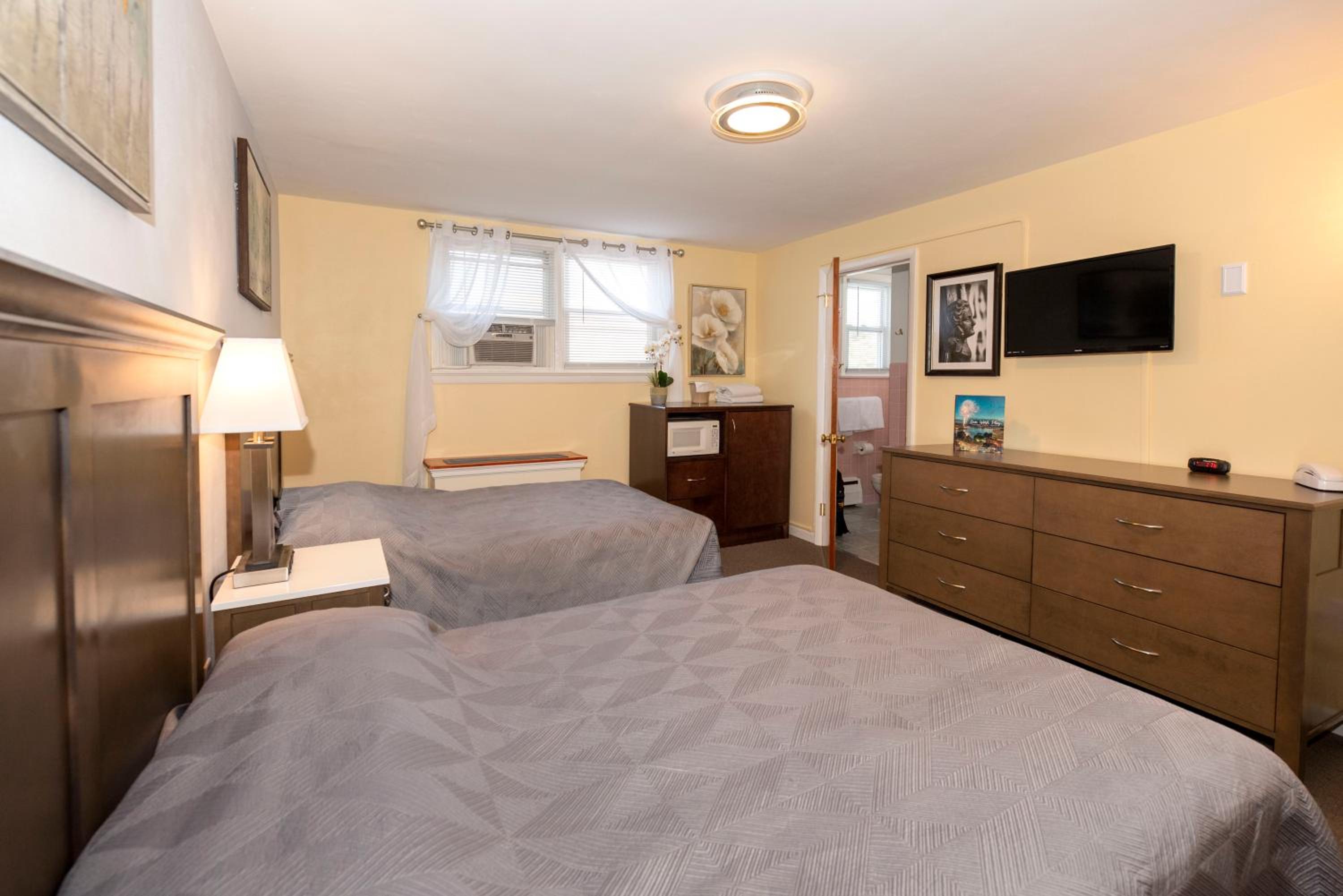 Simmons Motel and Suites