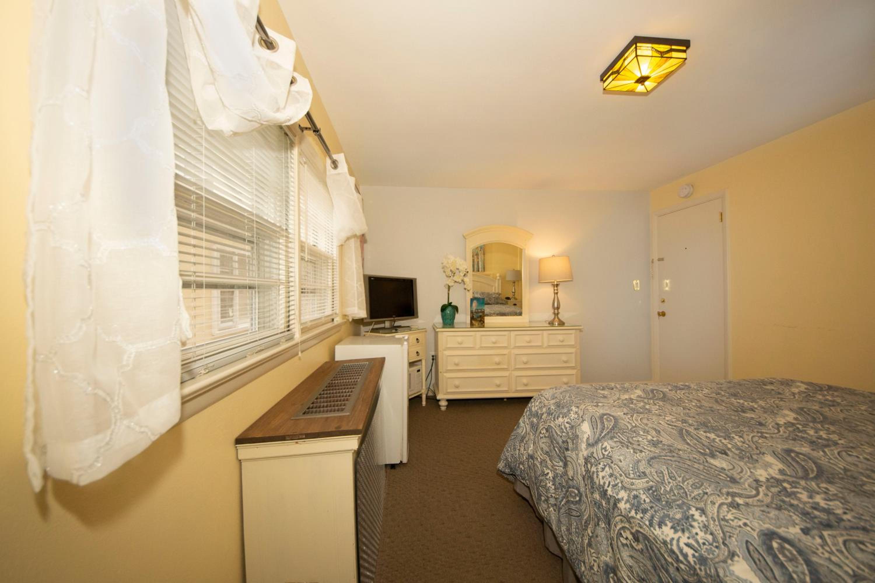 Simmons Motel and Suites