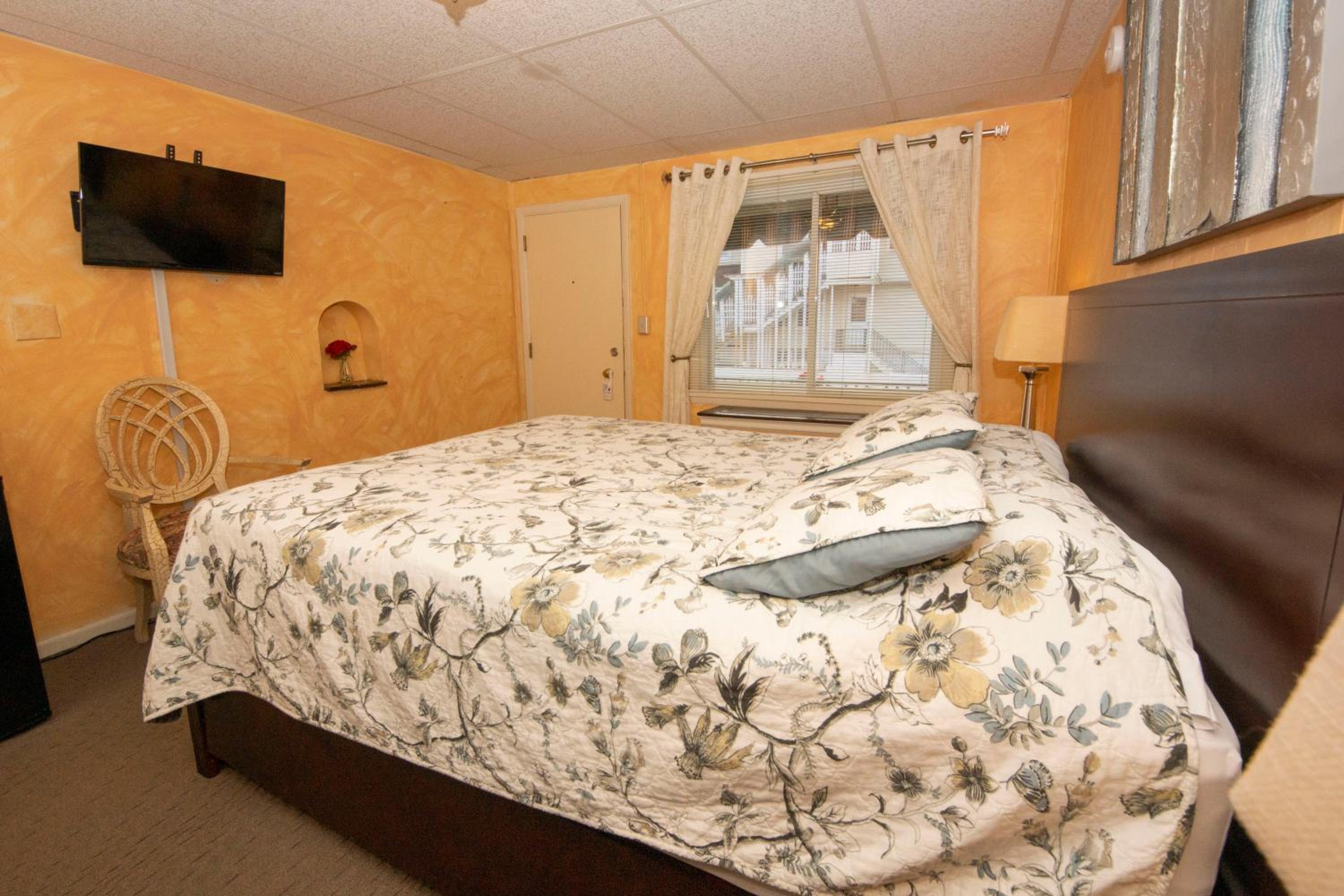 Simmons Motel and Suites