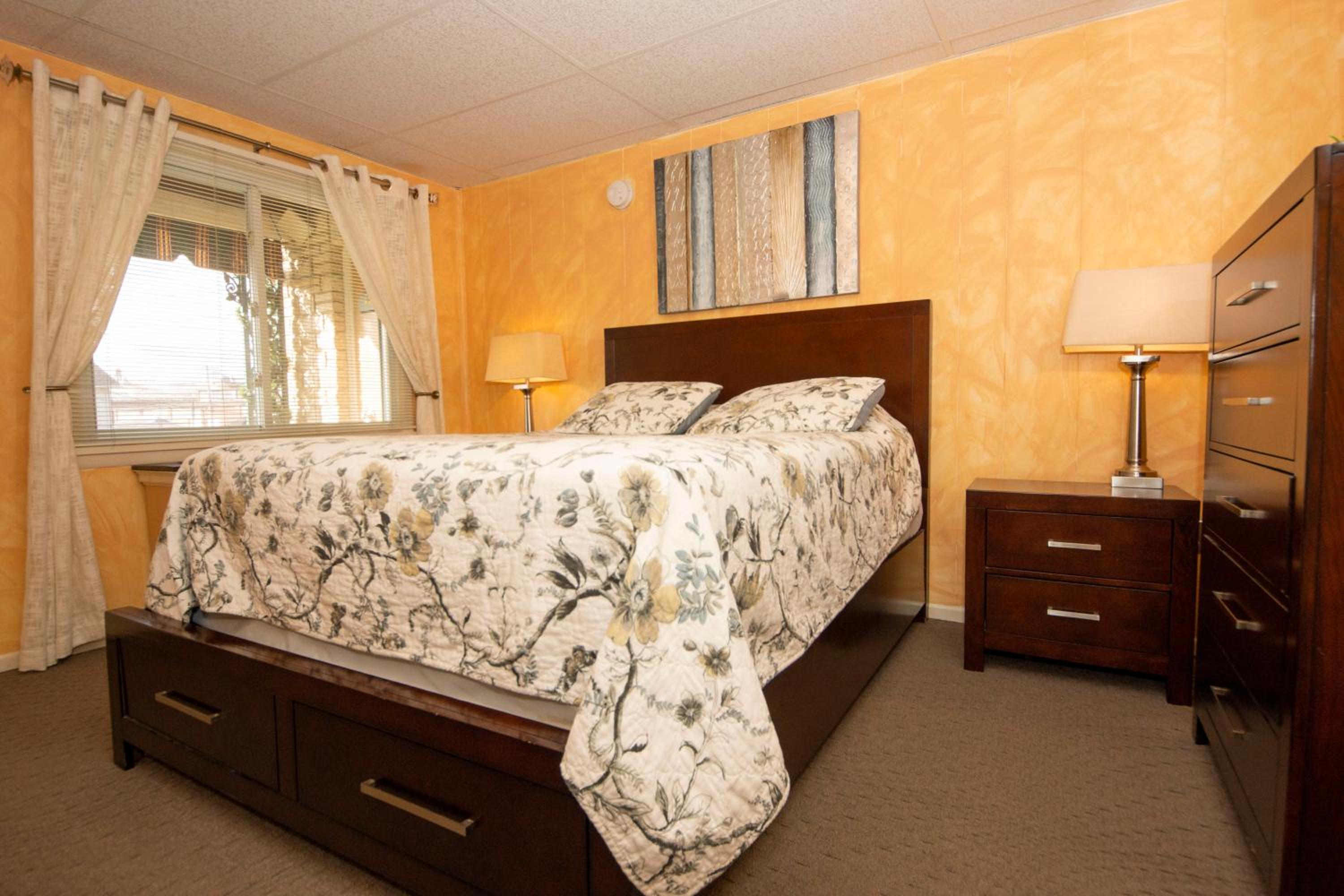 Simmons Motel and Suites