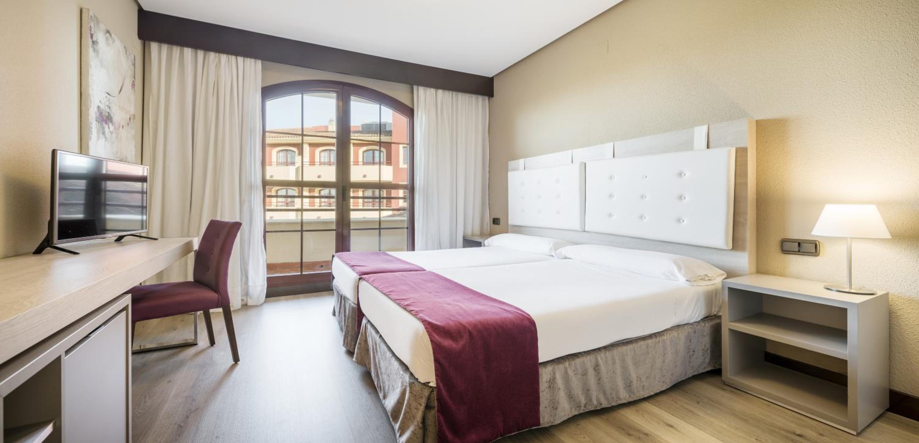 Ilunion Golf Badajoz en Badajoz — bedroom