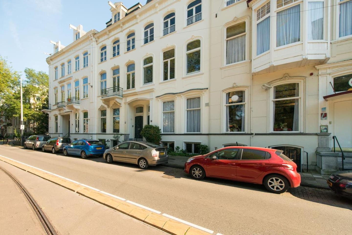 Quiet apartment for 4 at park in center
