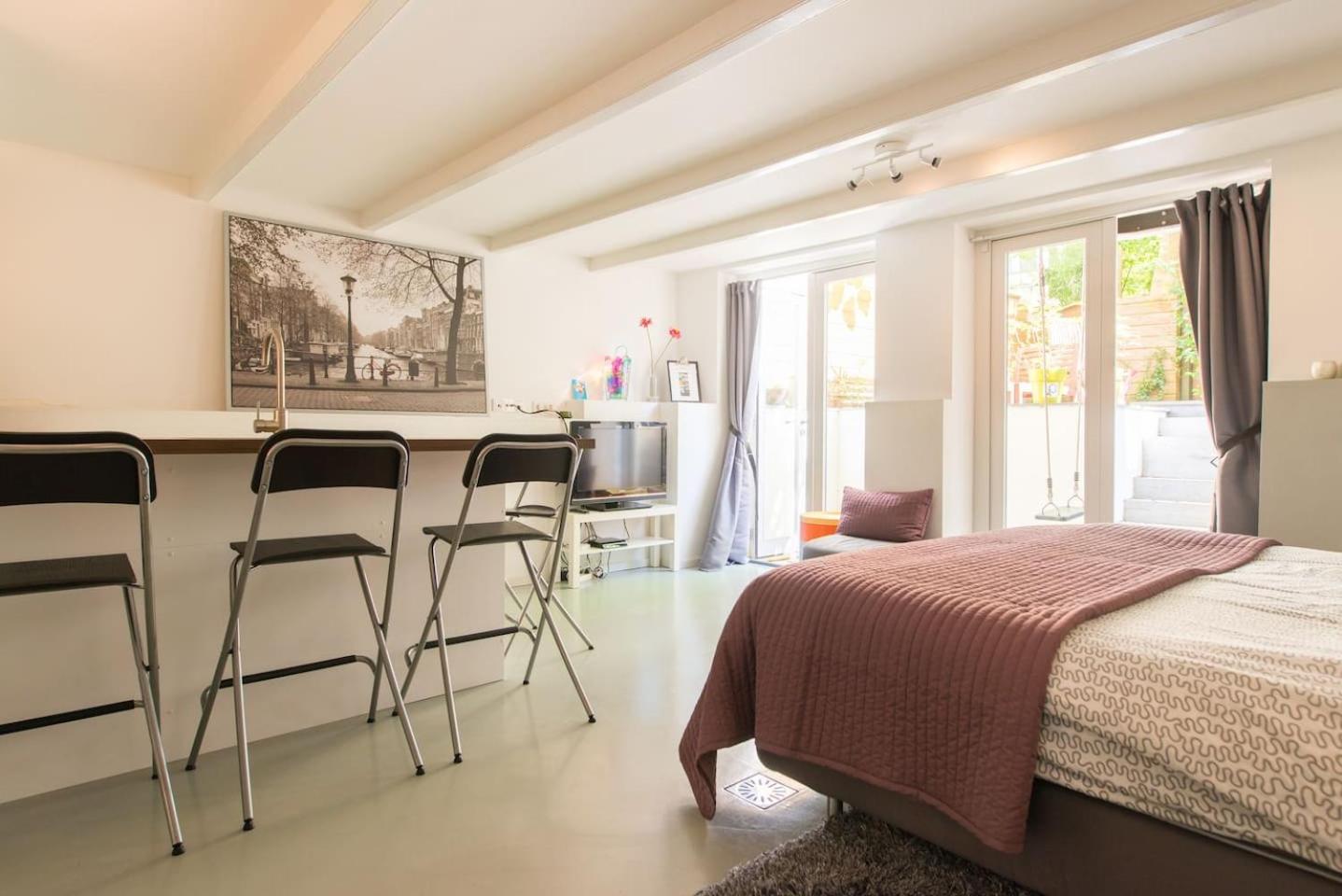 Quiet apartment for 4 at park in center