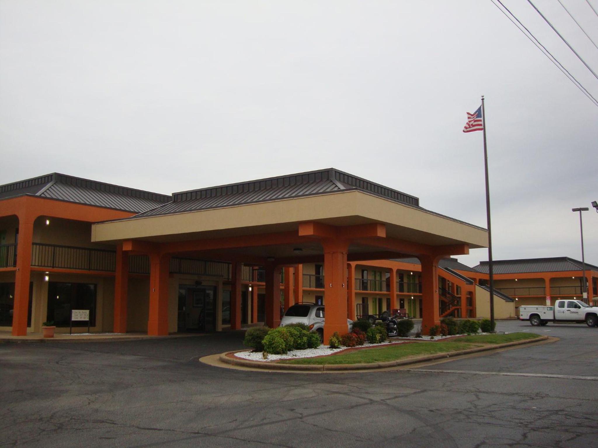 Econo Lodge Inn & Suites Jackson Northwest