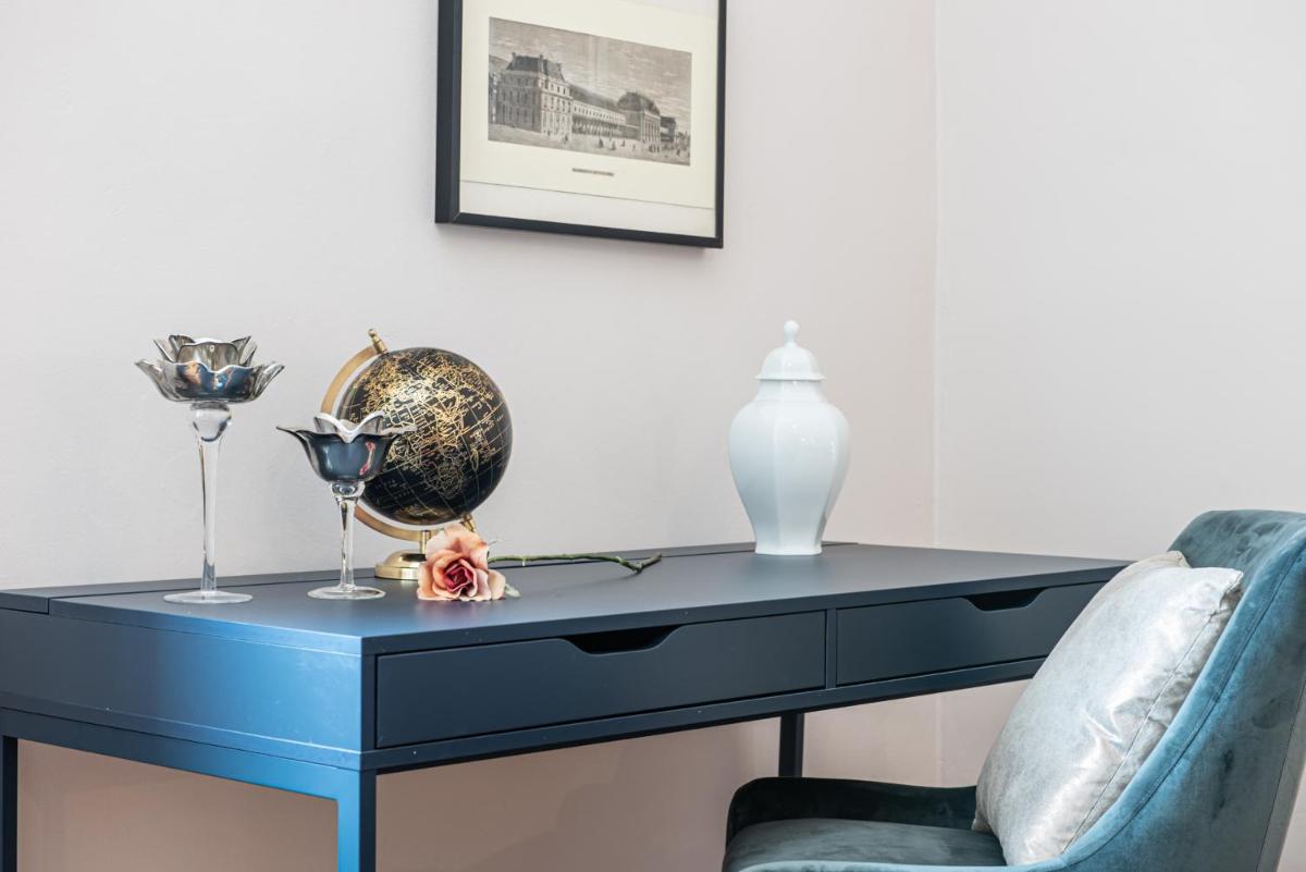 ALTIDO Sophisticated 3-bed flat with desk