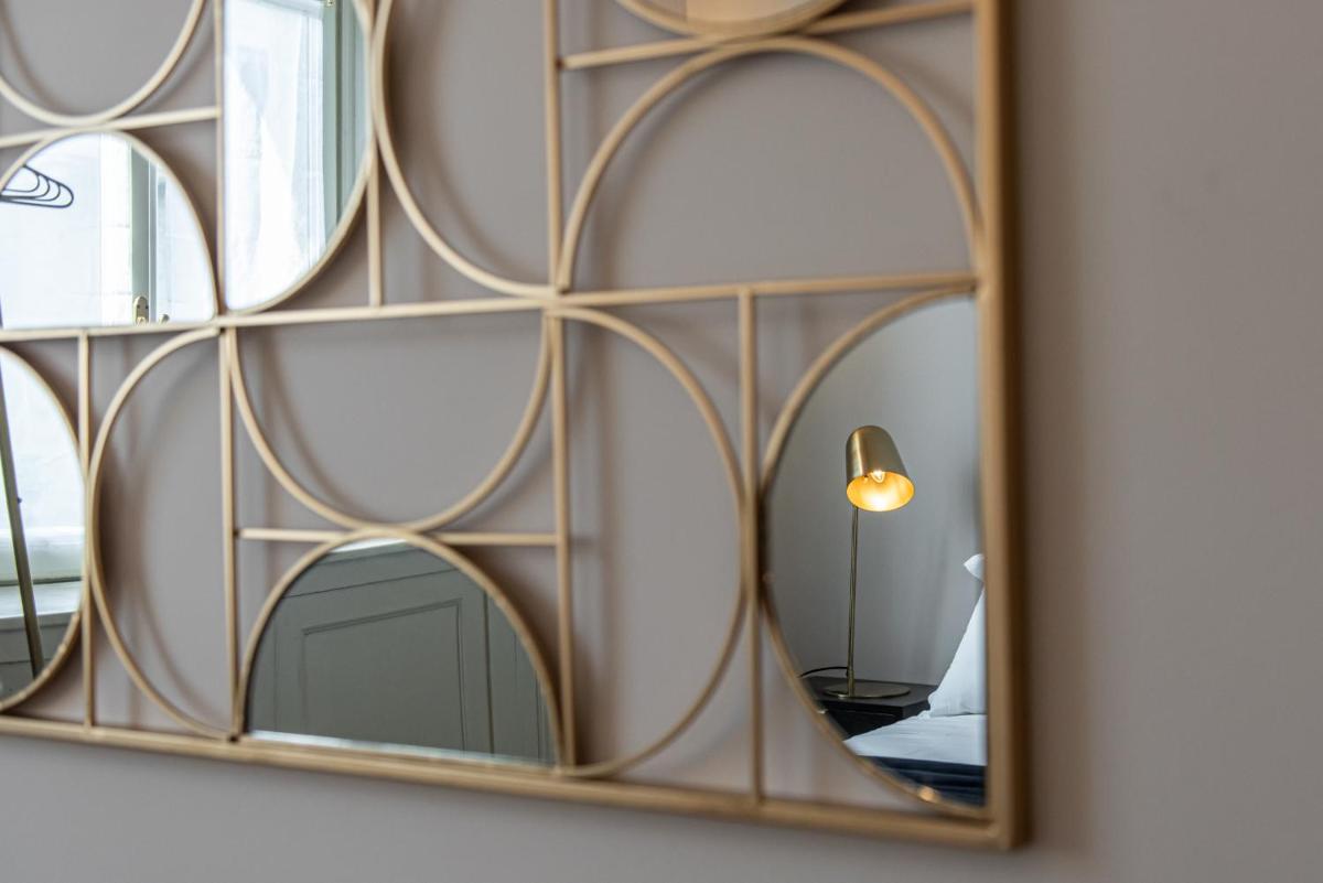 ALTIDO Sophisticated 3-bed flat with desk