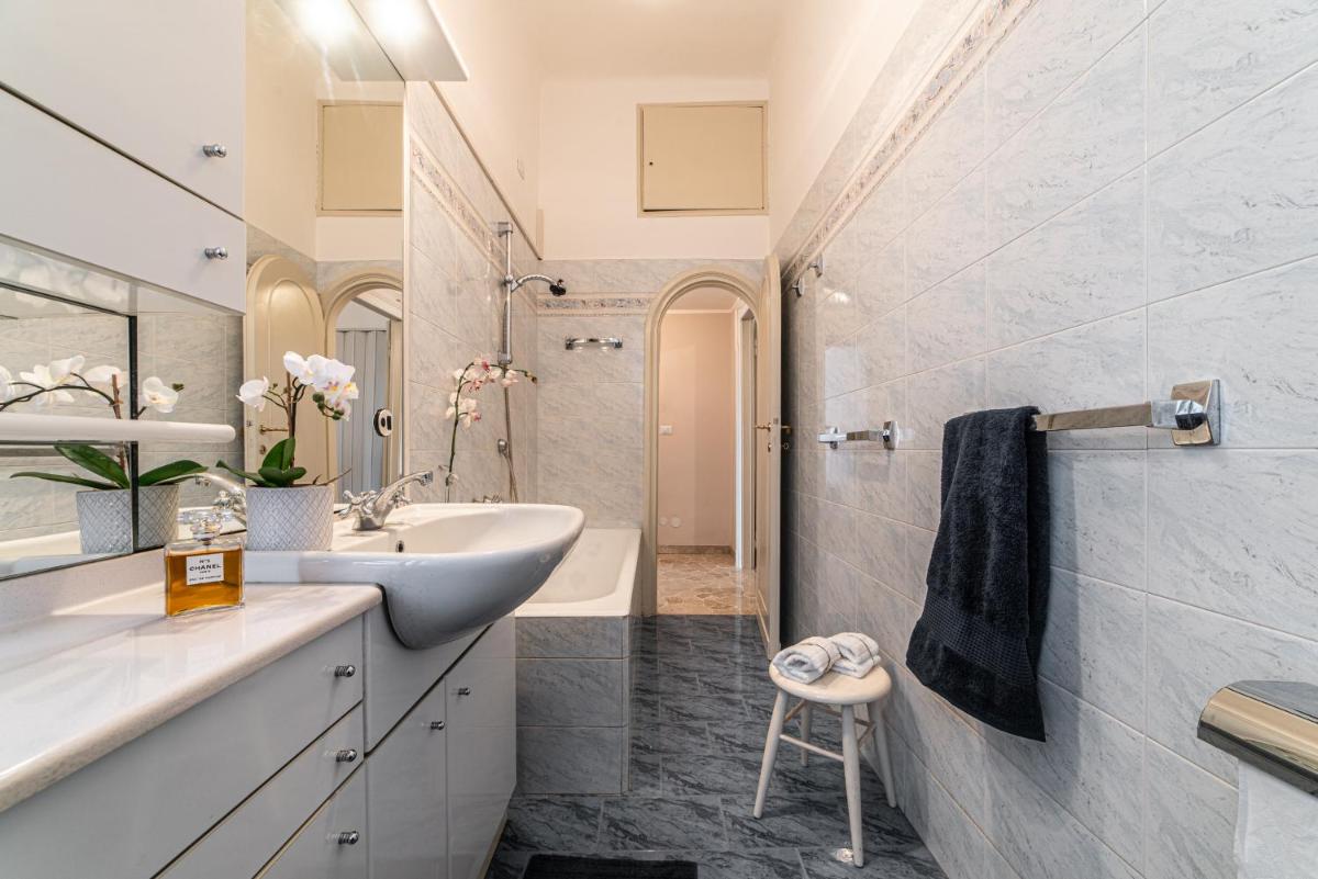 ALTIDO Sophisticated 3-bed flat with desk