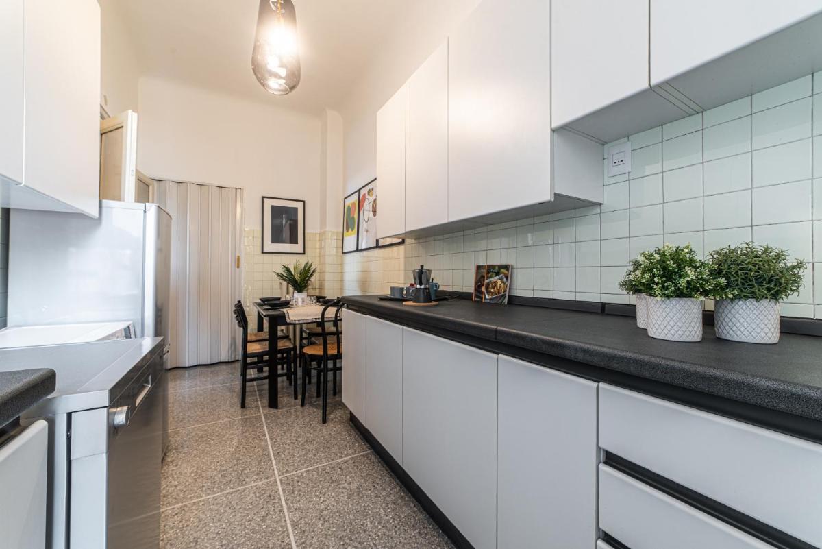 ALTIDO Sophisticated 3-bed flat with desk
