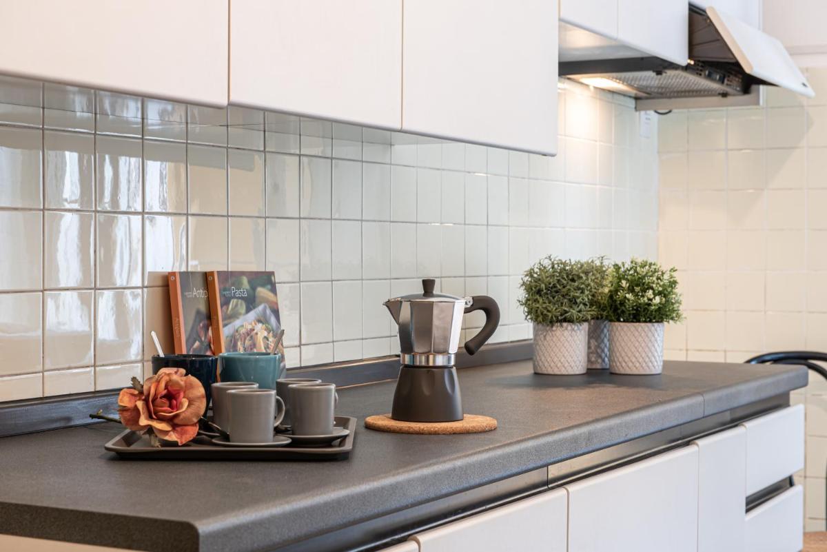 ALTIDO Sophisticated 3-bed flat with desk