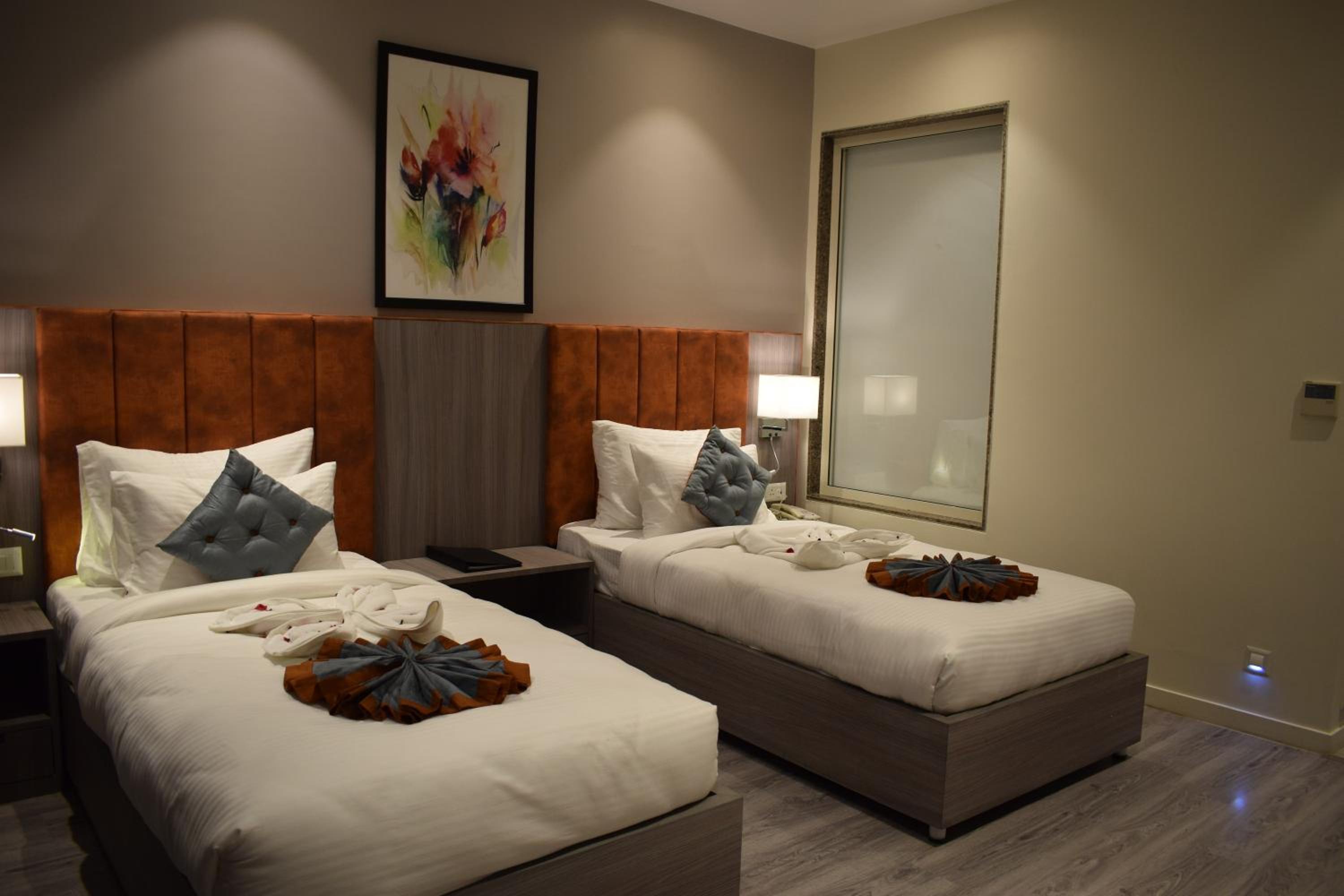 Hotel Deep Clarks Inn Lucknow