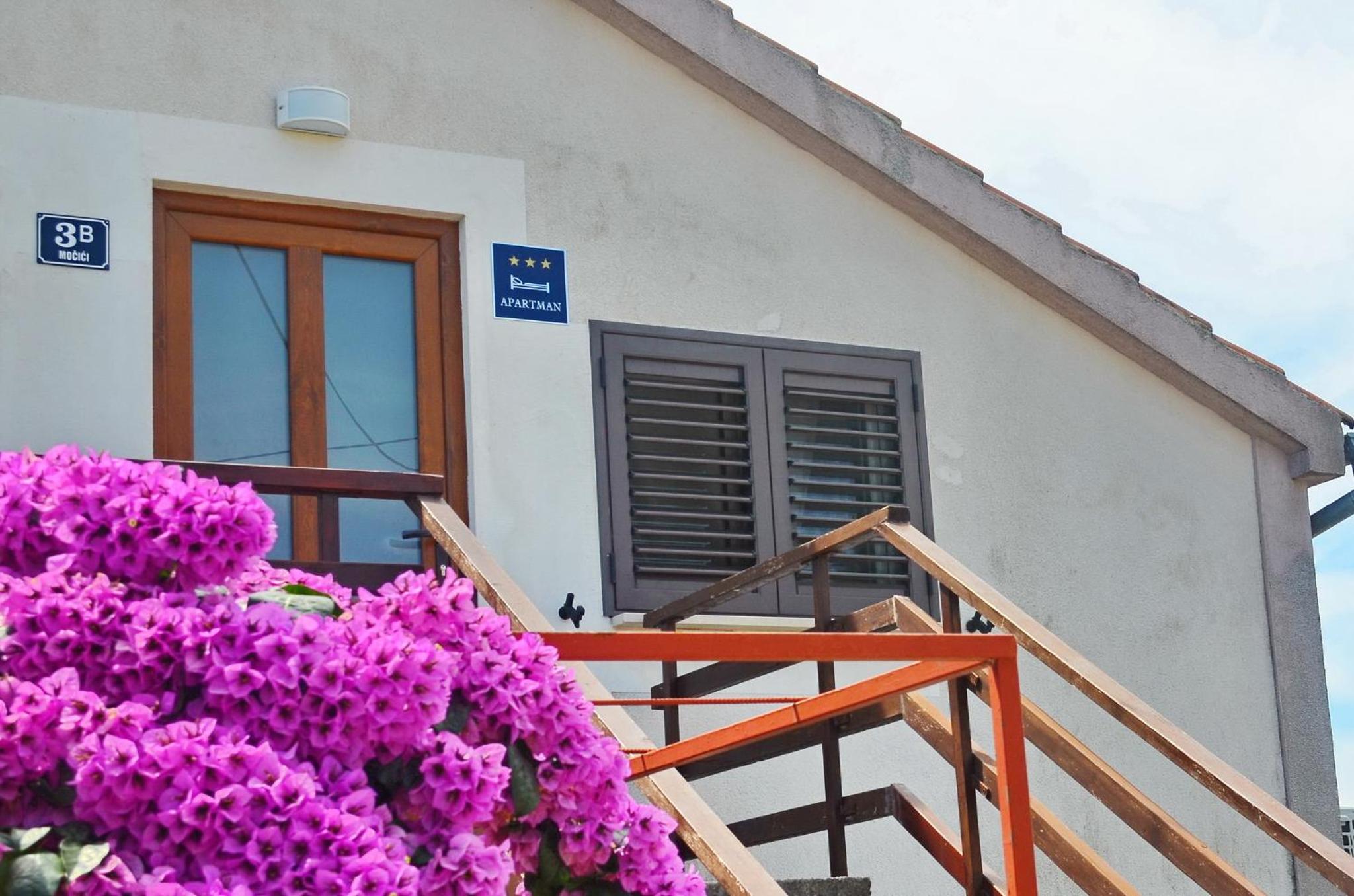 Hotel Le Petit - Image 1