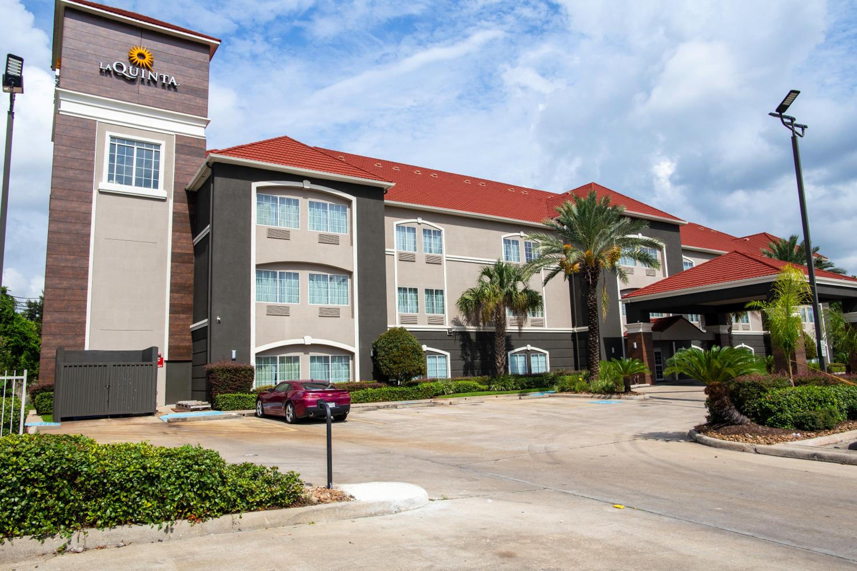 Hotel La Quinta by Wyndham Houston East at Normandy - Image 1