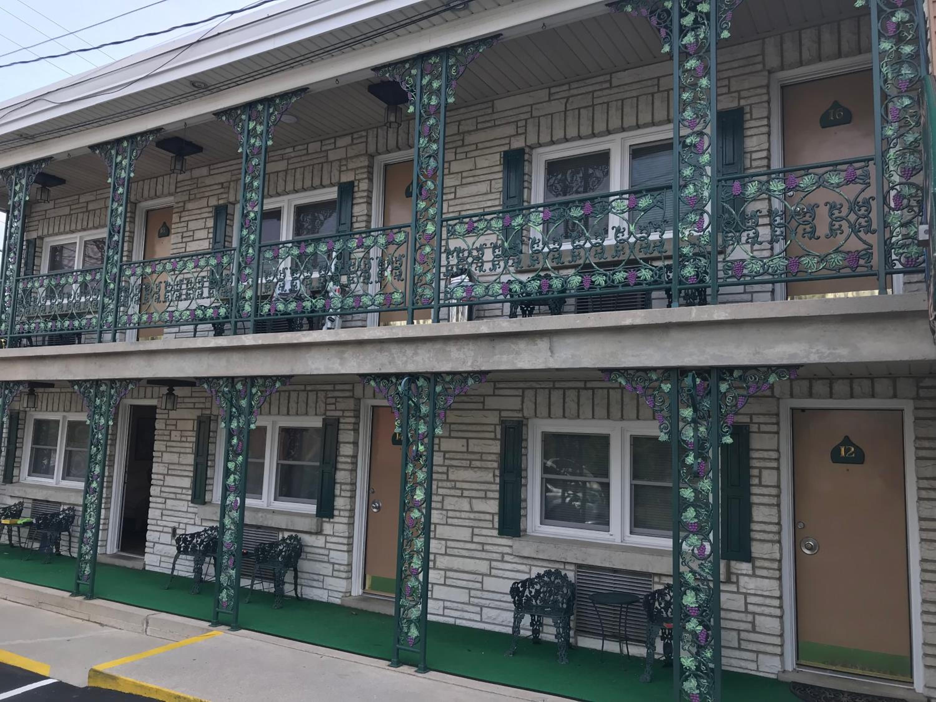 Simmons Motel and Suites