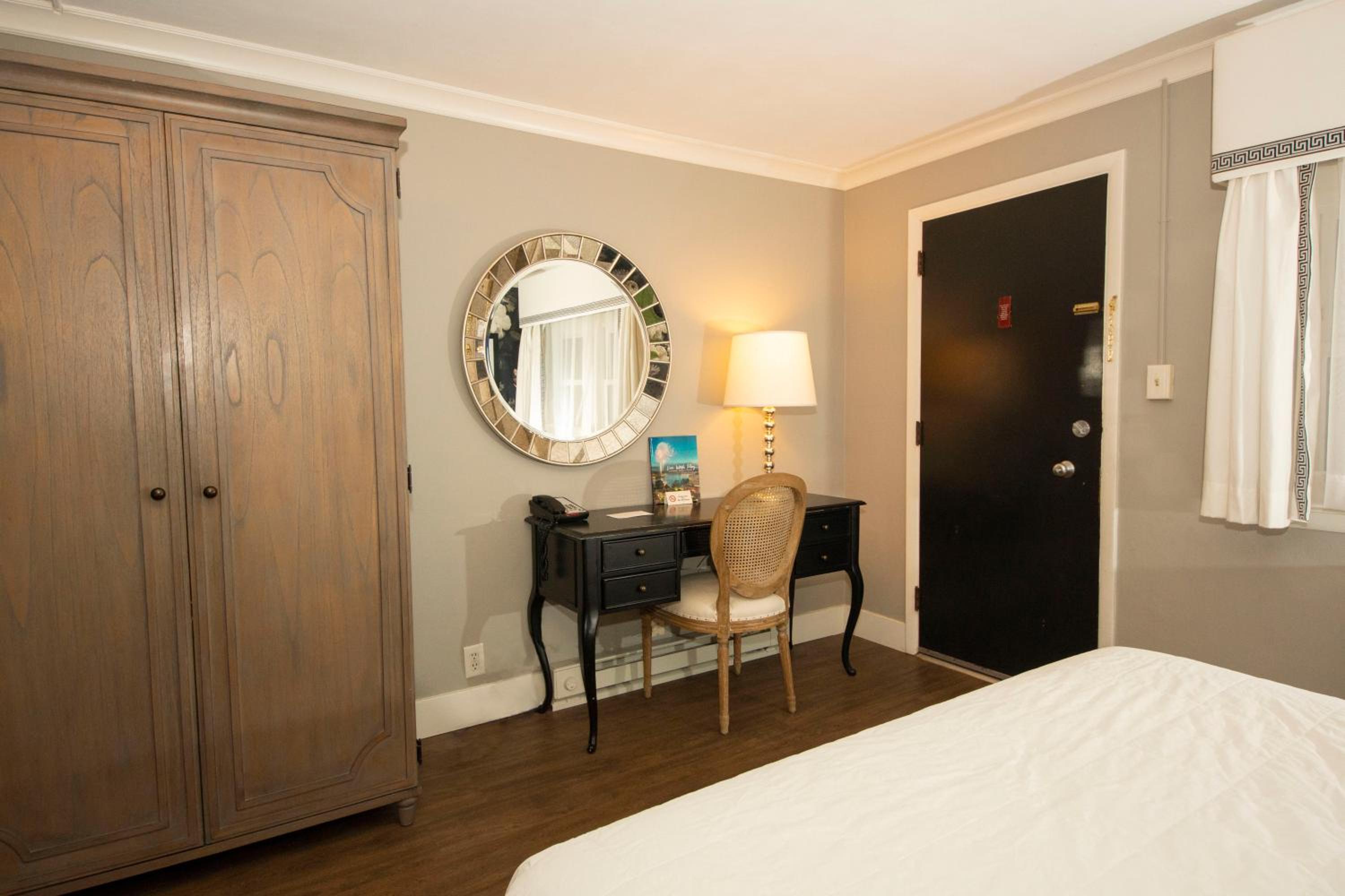 Simmons Motel and Suites