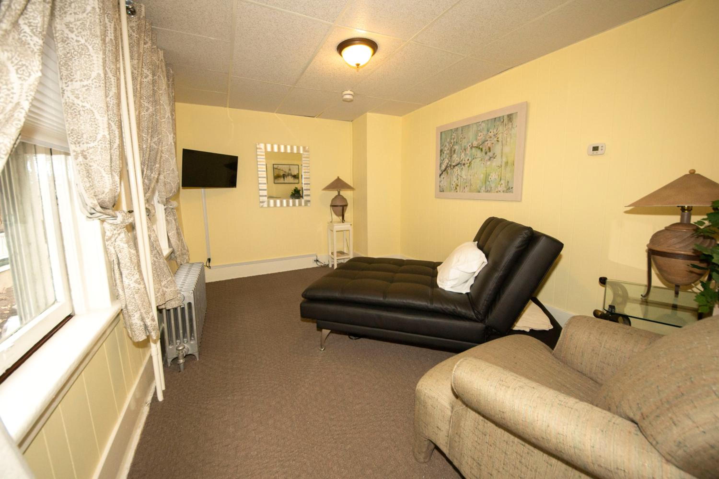 Simmons Motel and Suites