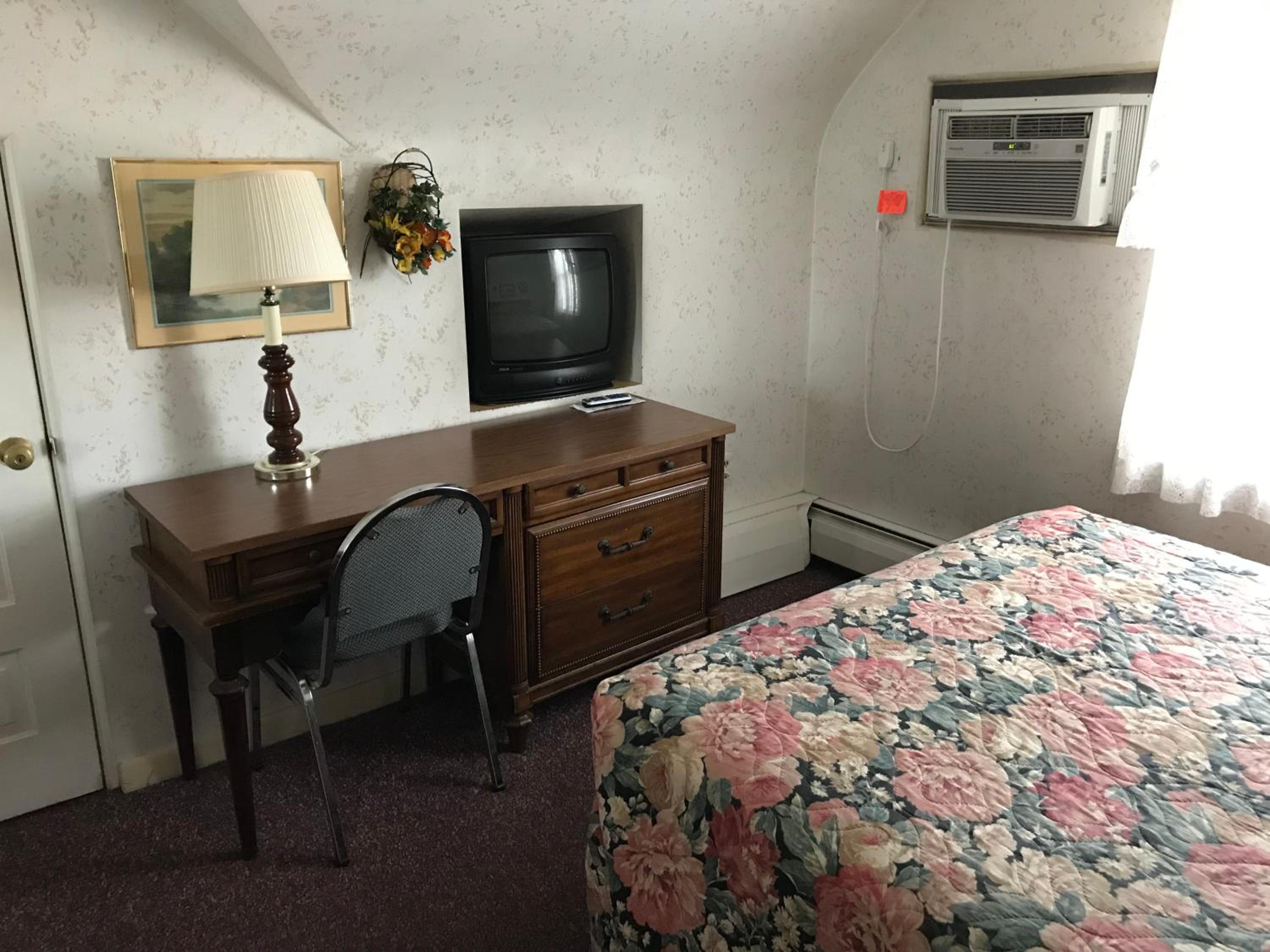 Simmons Motel and Suites