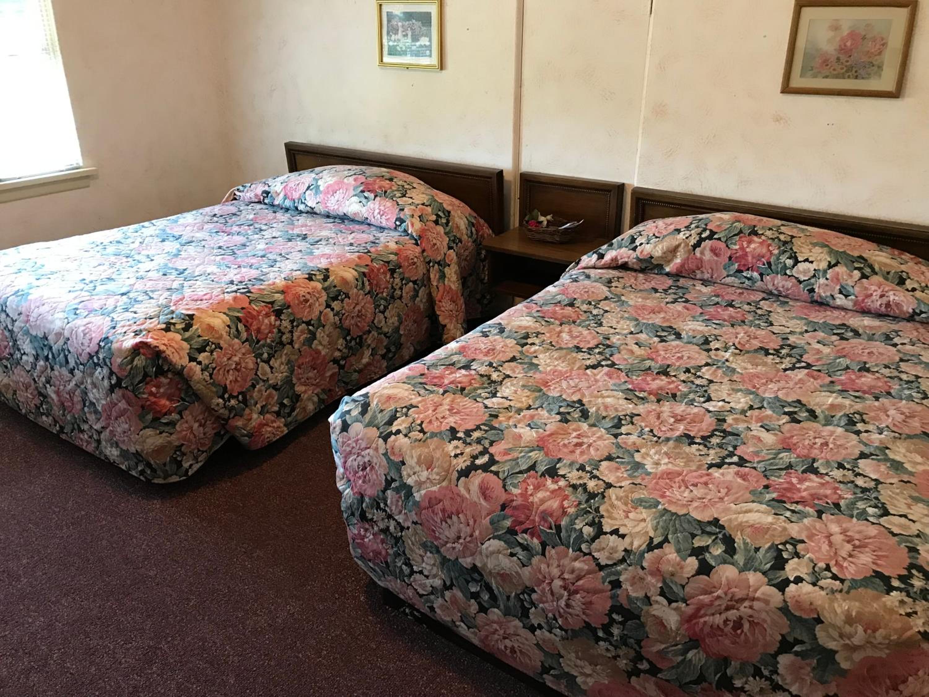 Simmons Motel and Suites