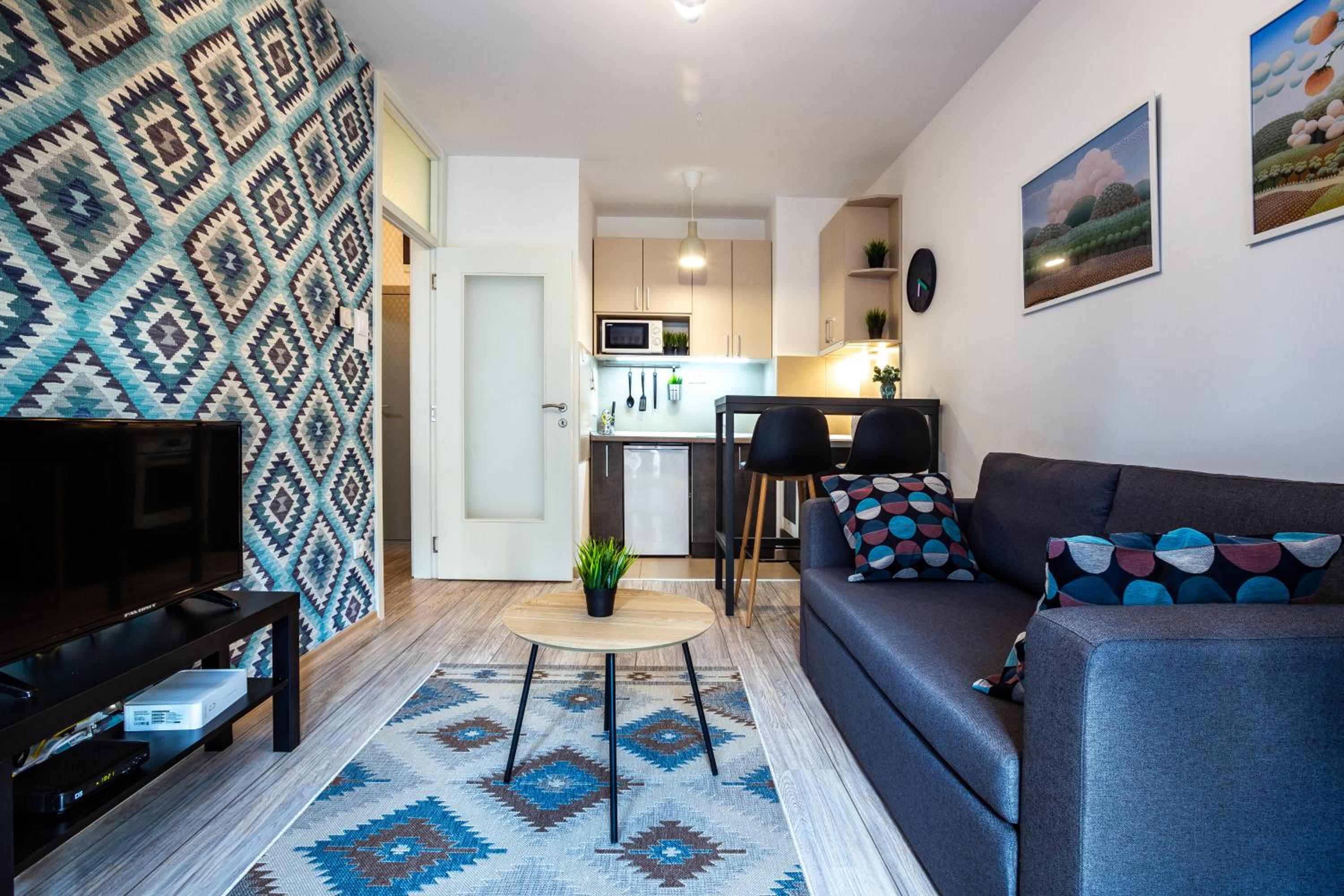 Modern Naive Downtown with free private garage-Fast WI-FI view 5