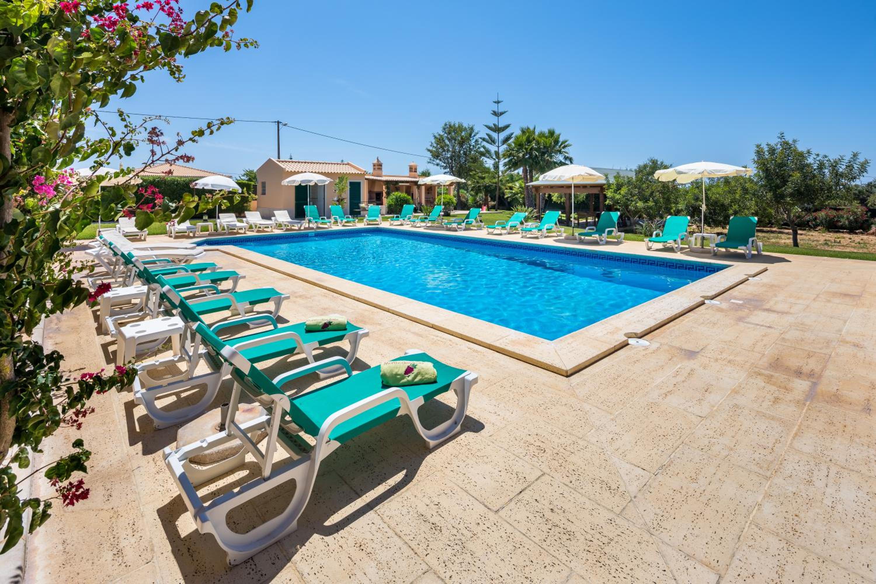 Apartamentos Monte dos Avós, Albufeira by AlgarveBlossom