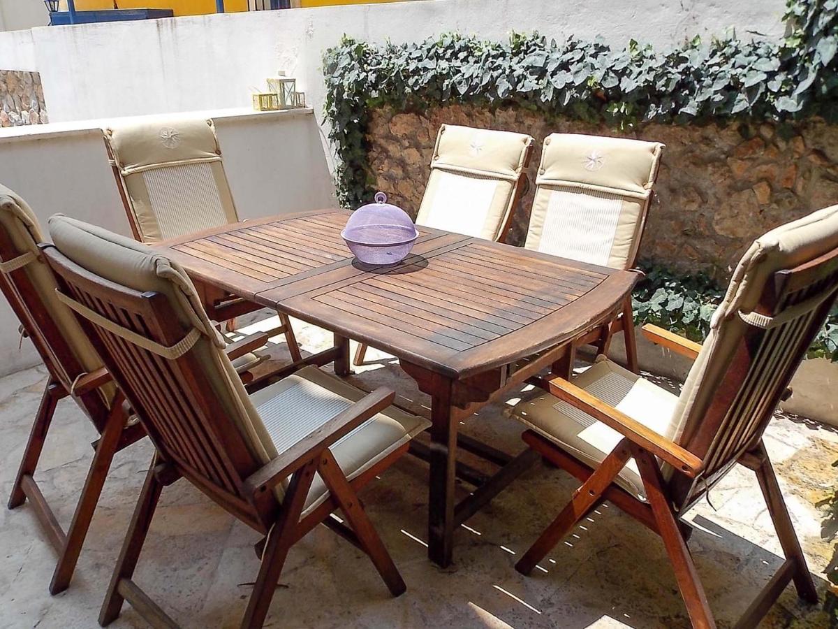 Nea Filadelfia- Spacious Apartment with Garden