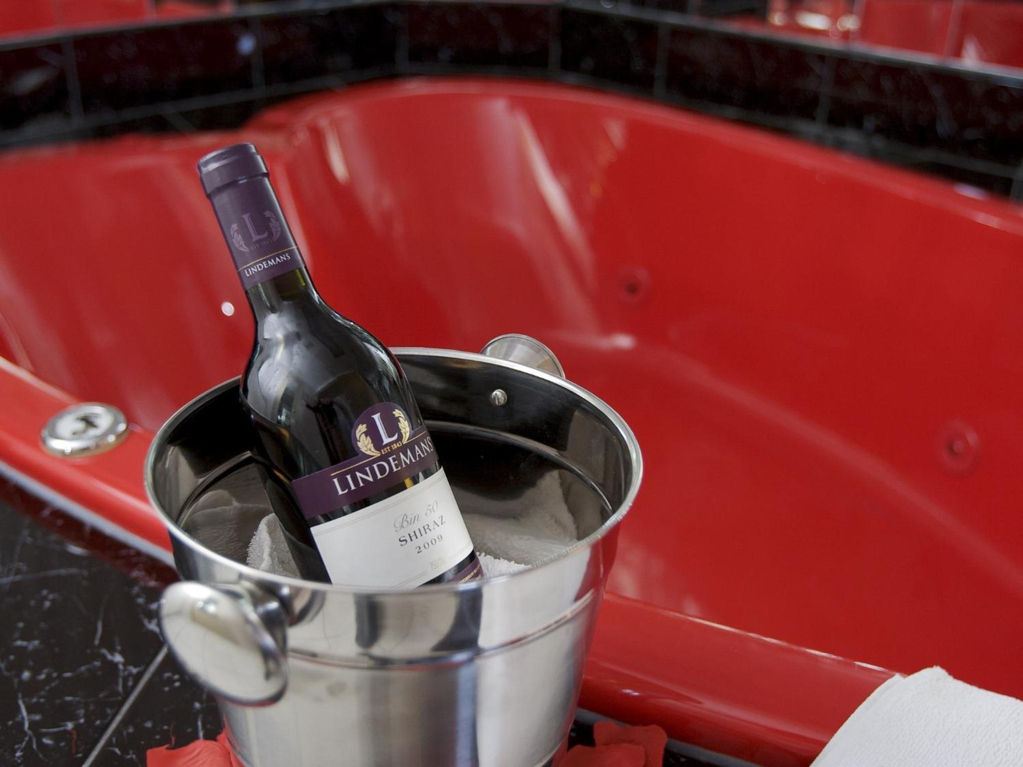 Howard Johnson by Wyndham Niagara Falls - Image 2